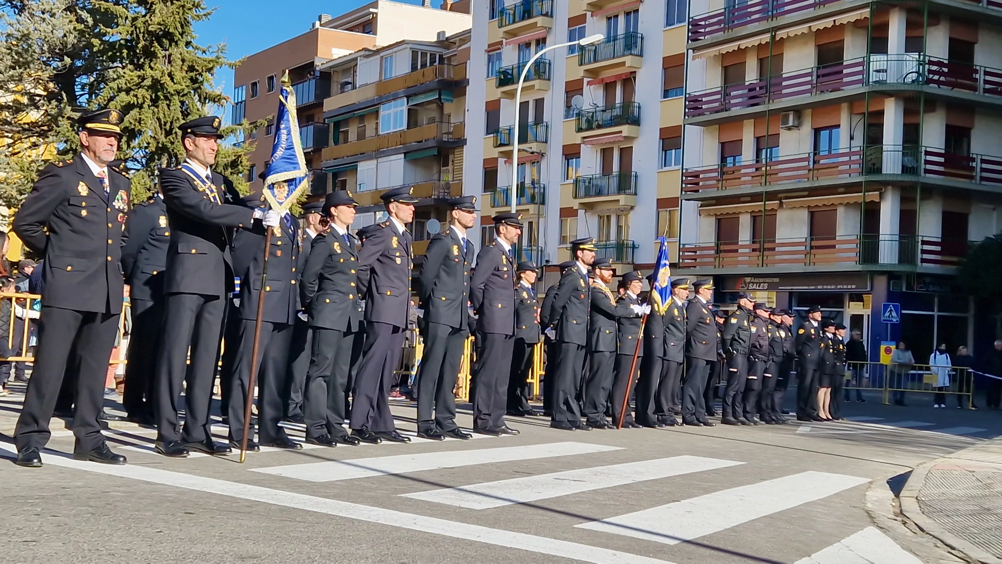 Izado de bandera en Huesca, por el bicentenario de la Policía Nacional. Foto Myriam Martínez  
