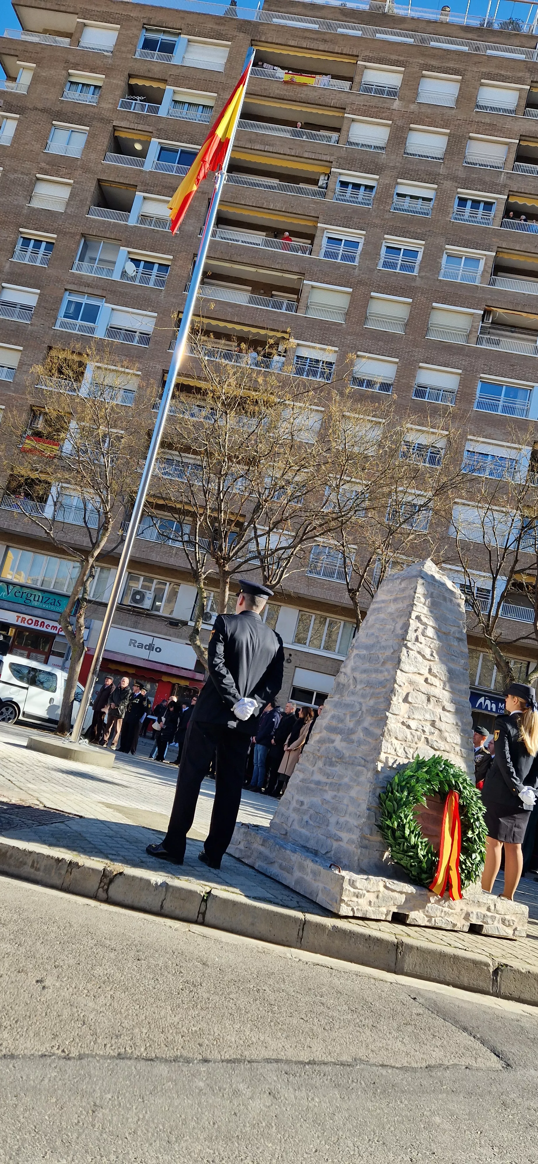 Izado de bandera en Huesca, por el bicentenario de la Policía Nacional. Foto Myriam Martínez  