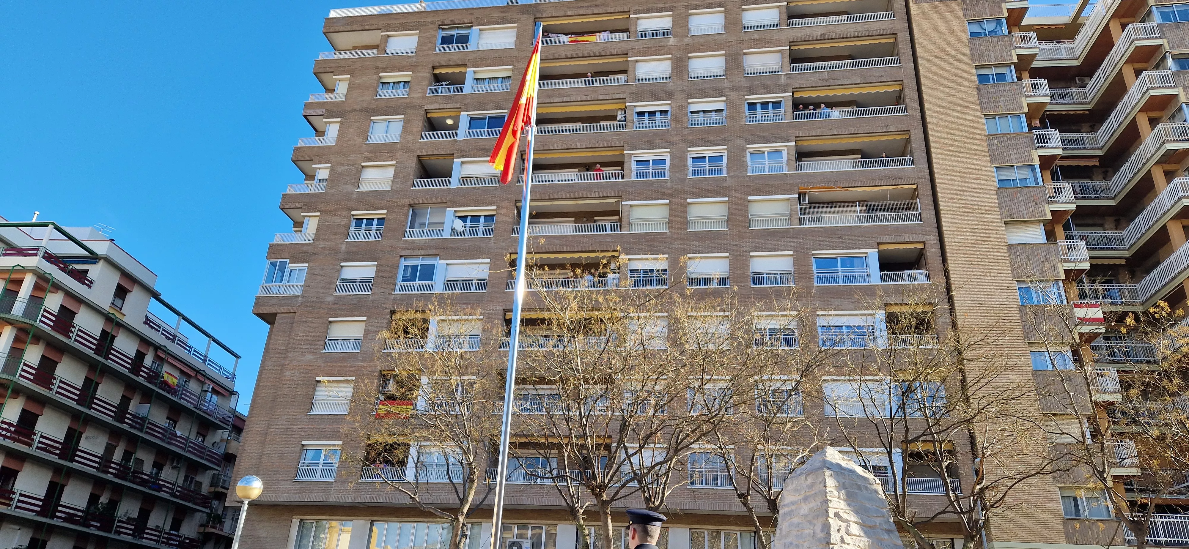 Izado de bandera en Huesca, por el bicentenario de la Policía Nacional. Foto Myriam Martínez  