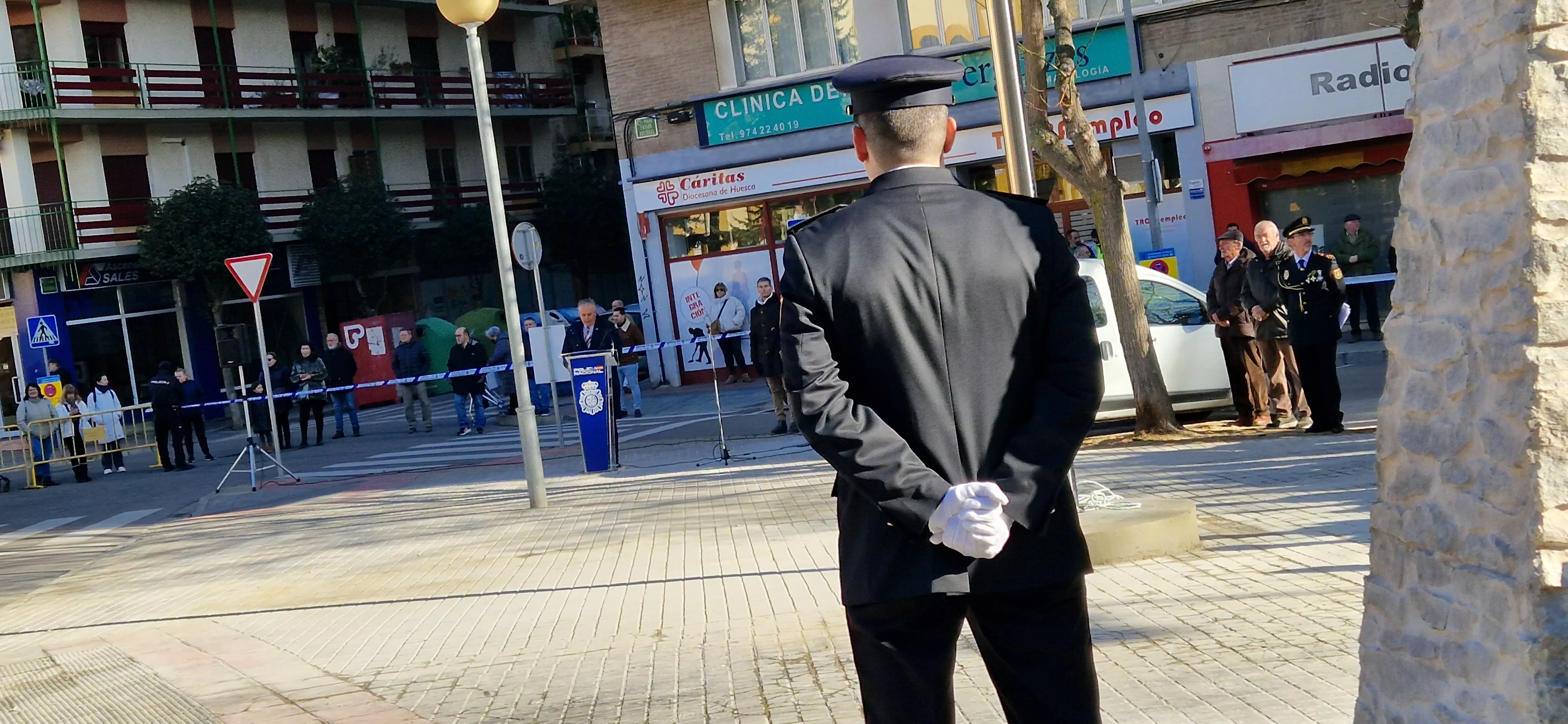 Izado de bandera en Huesca, por el bicentenario de la Policía Nacional. Foto Myriam Martínez  