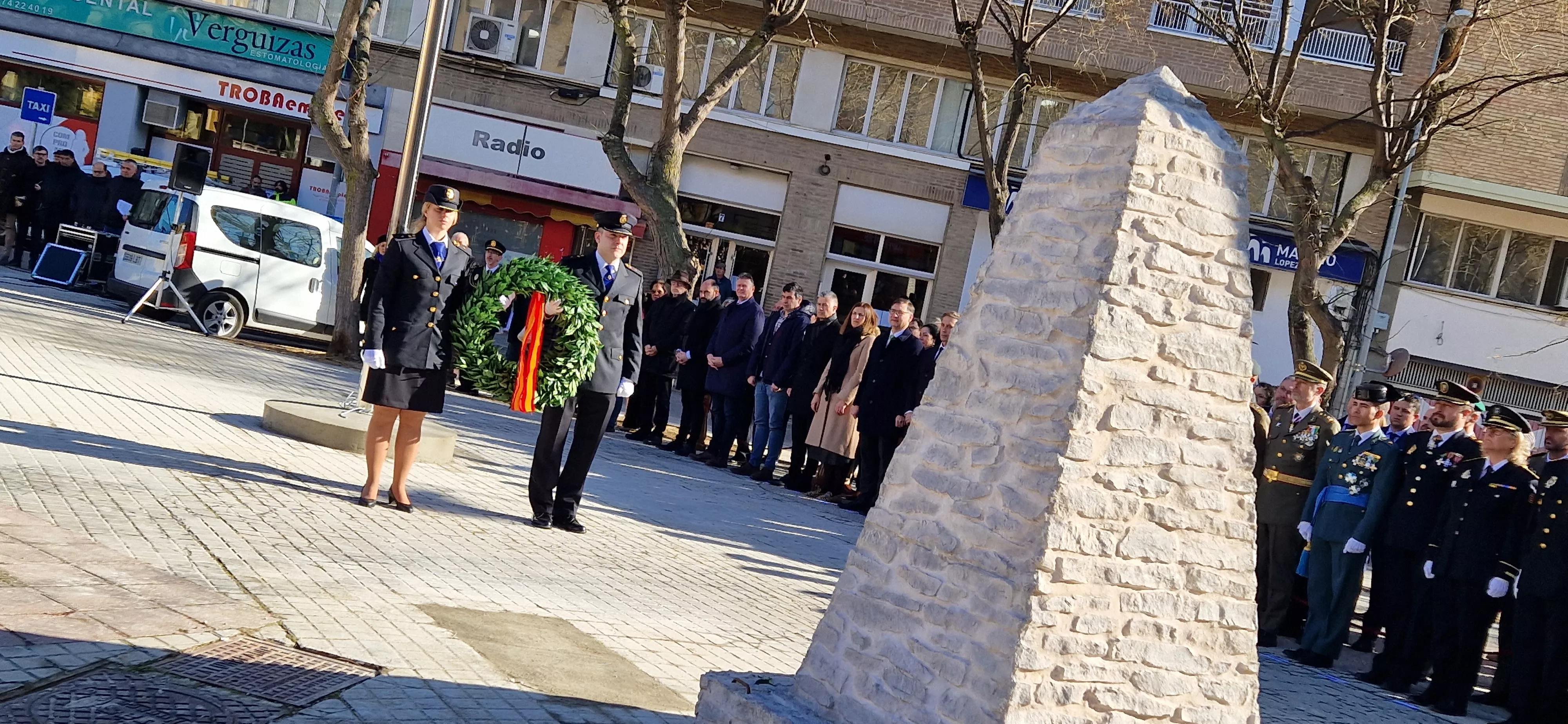 Izado de bandera en Huesca, por el bicentenario de la Policía Nacional. Foto Myriam Martínez  