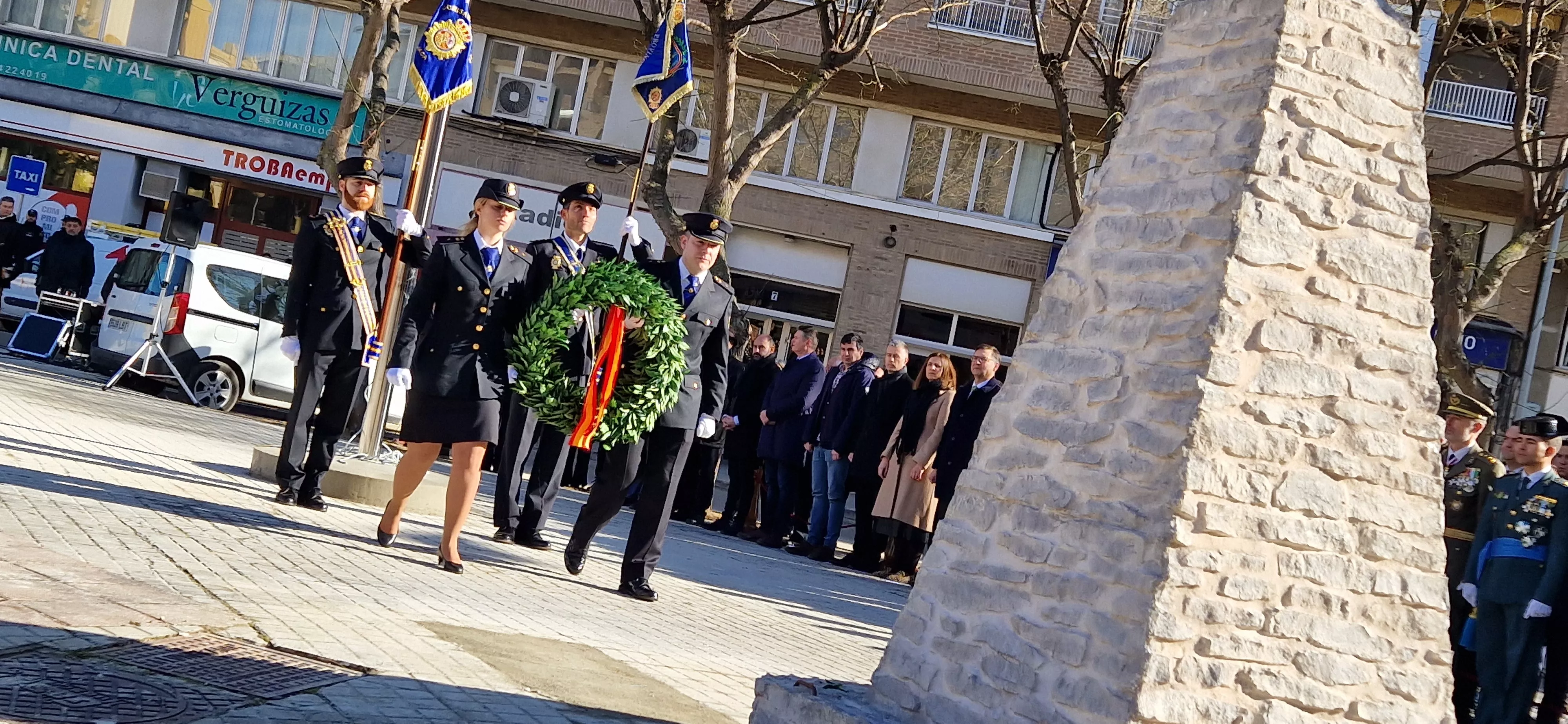 Izado de bandera en Huesca, por el bicentenario de la Policía Nacional. Foto Myriam Martínez  