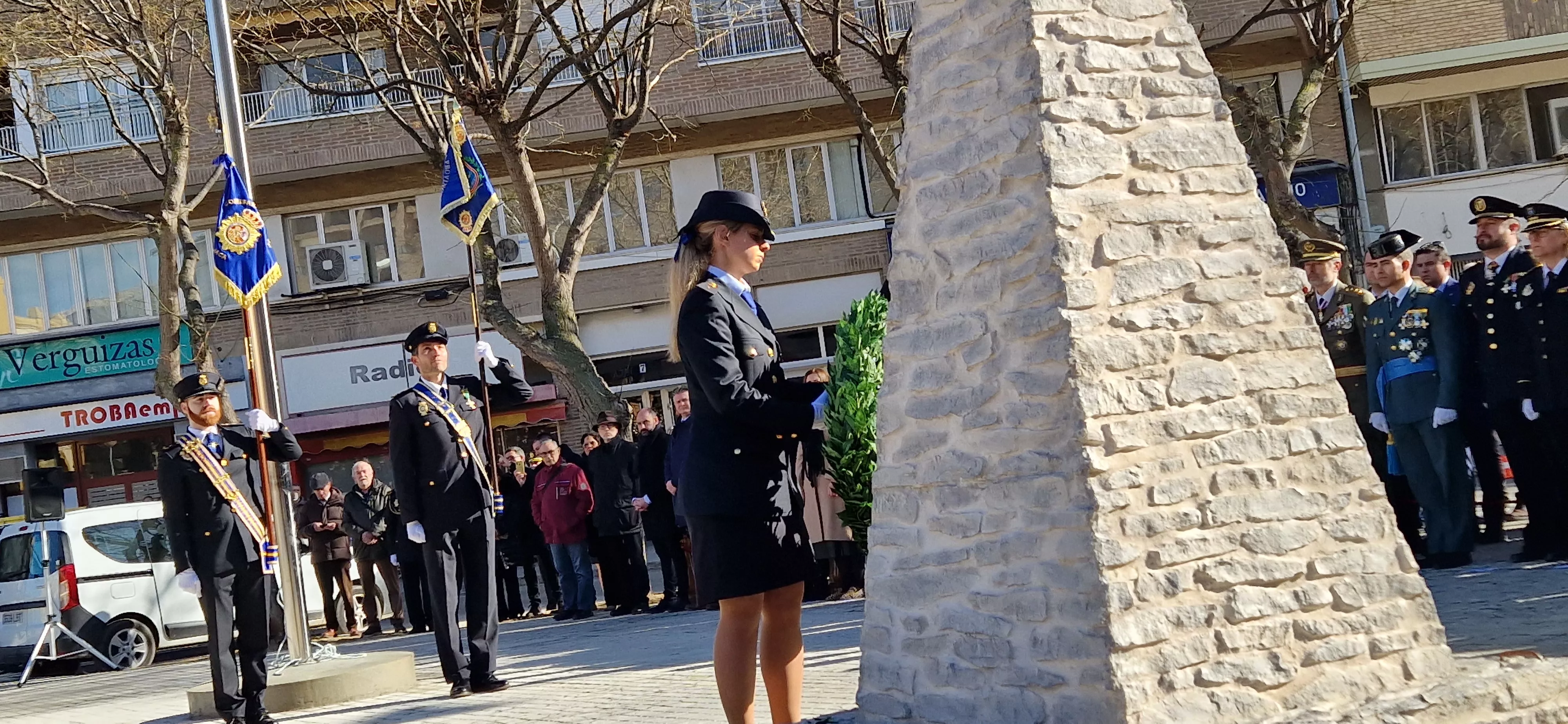 Izado de bandera en Huesca, por el bicentenario de la Policía Nacional. Foto Myriam Martínez  