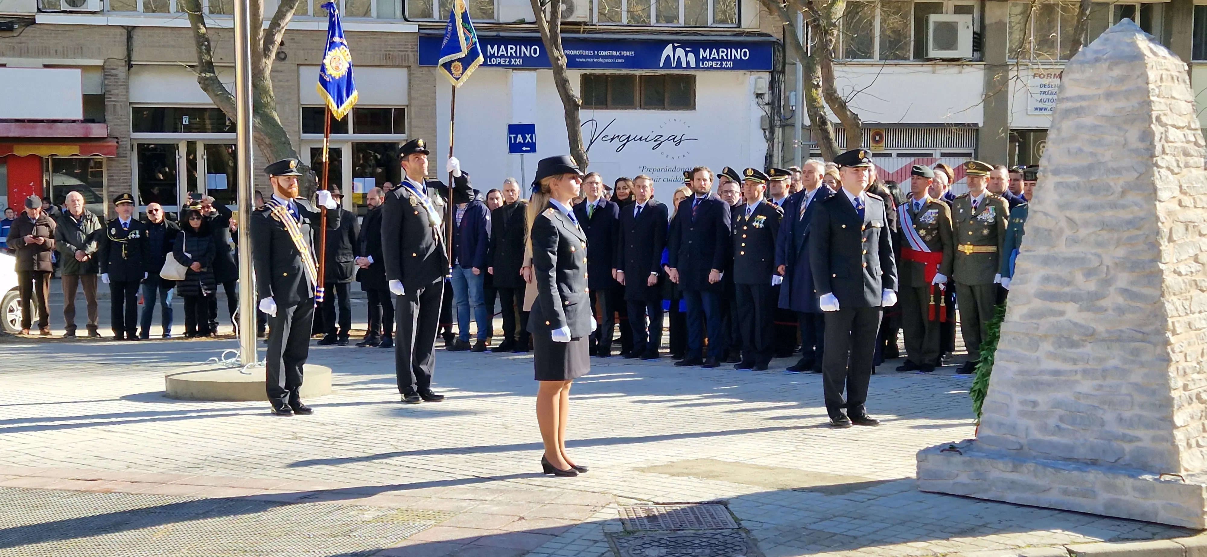 Izado de bandera en Huesca, por el bicentenario de la Policía Nacional. Foto Myriam Martínez  