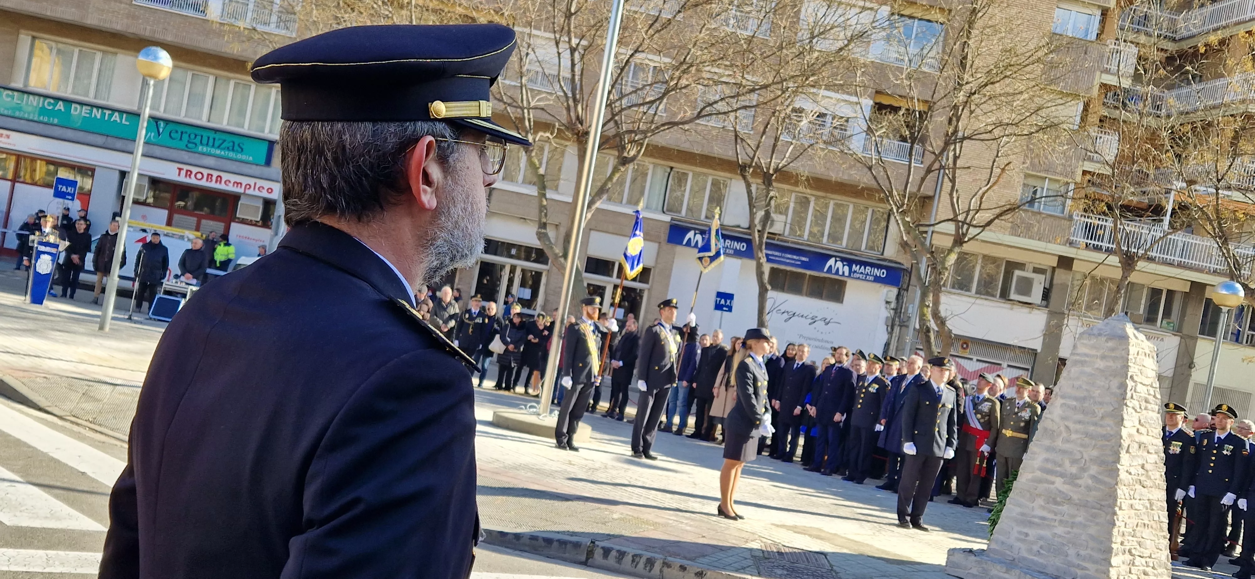 Izado de bandera en Huesca, por el bicentenario de la Policía Nacional. Foto Myriam Martínez  