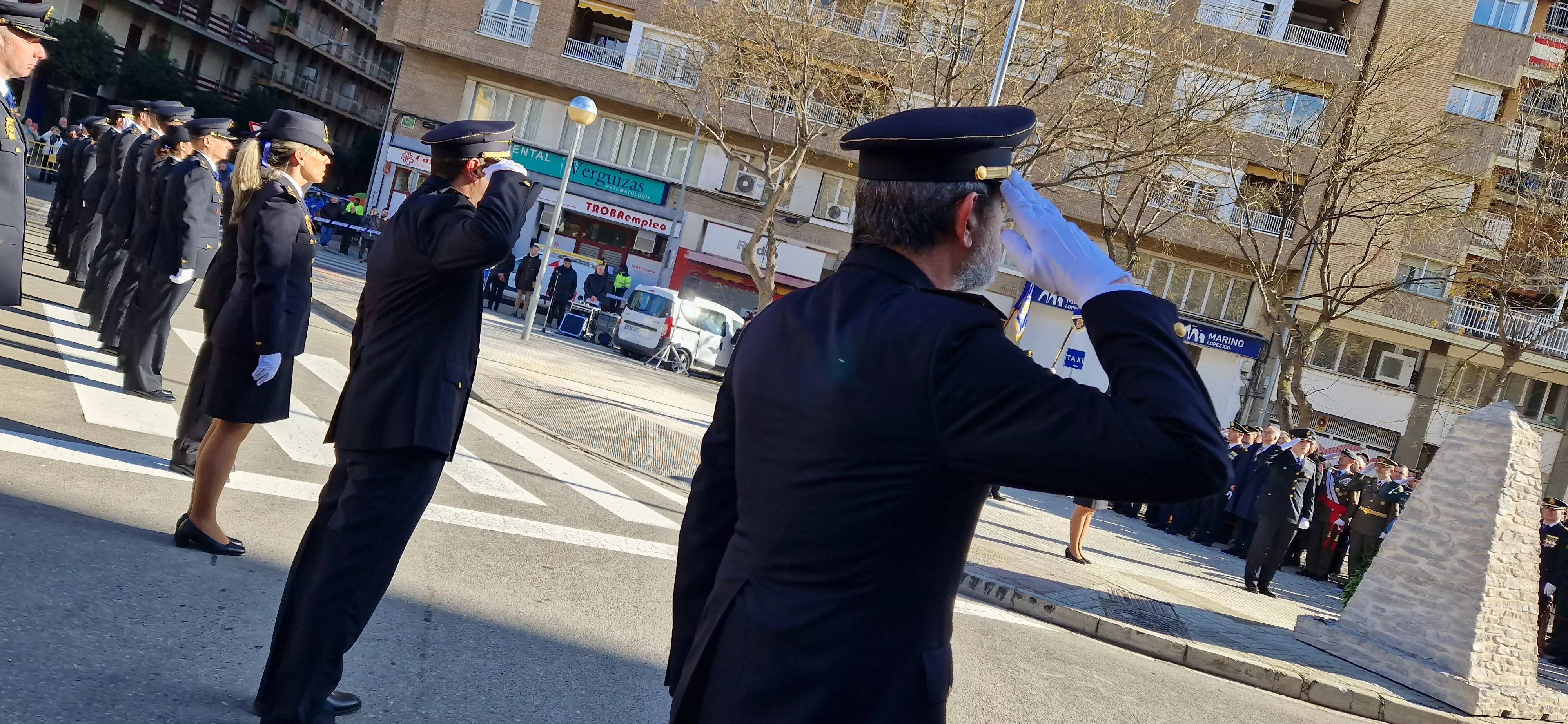Izado de bandera en Huesca, por el bicentenario de la Policía Nacional. Foto Myriam Martínez  