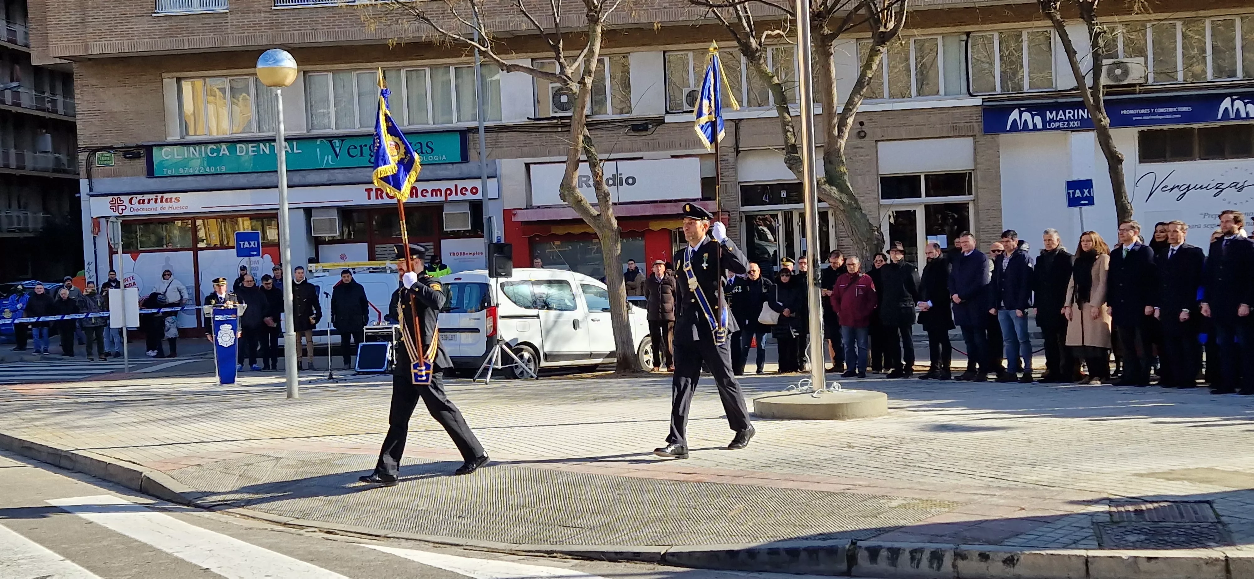 Izado de bandera en Huesca, por el bicentenario de la Policía Nacional. Foto Myriam Martínez  