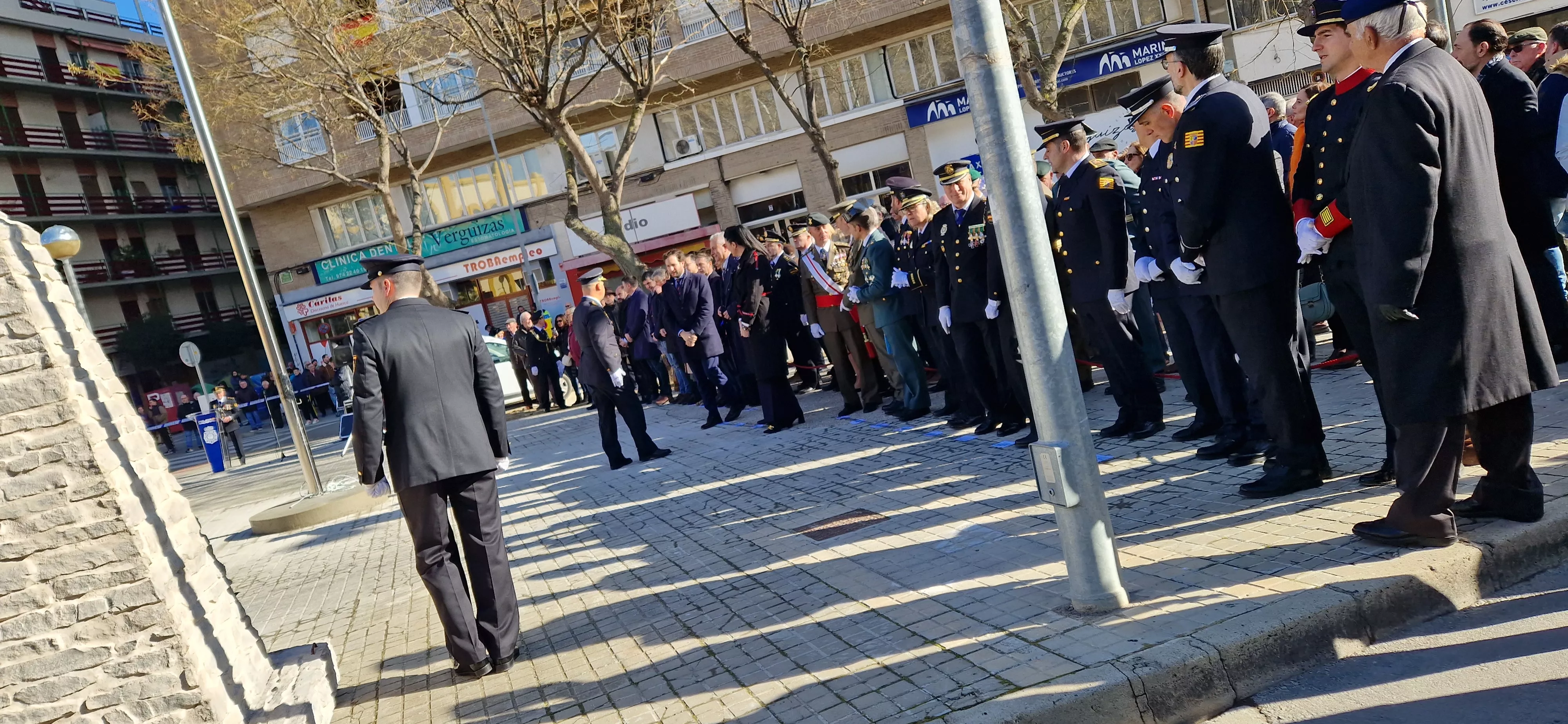 Izado de bandera en Huesca, por el bicentenario de la Policía Nacional. Foto Myriam Martínez  