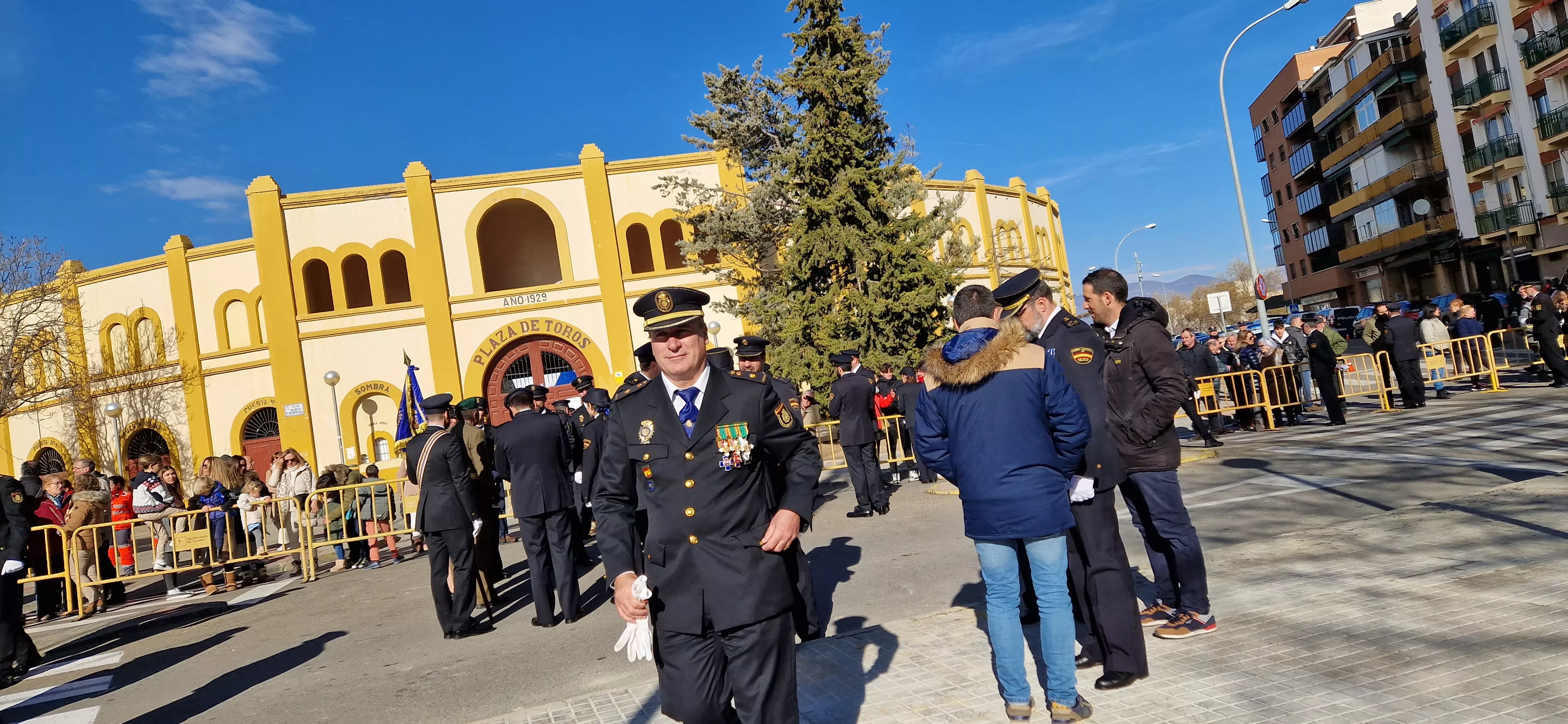 Izado de bandera en Huesca, por el bicentenario de la Policía Nacional. Foto Myriam Martínez  