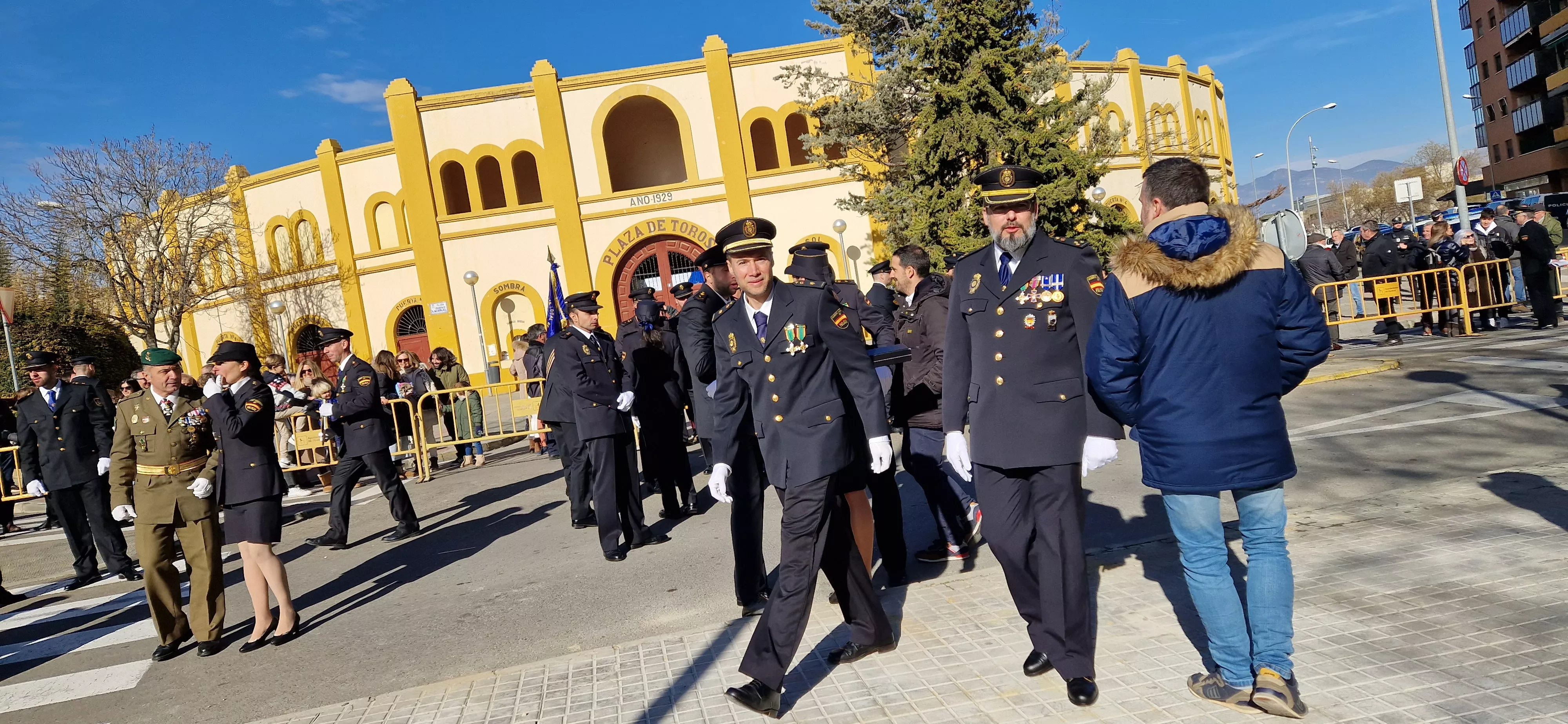 Izado de bandera en Huesca, por el bicentenario de la Policía Nacional. Foto Myriam Martínez  