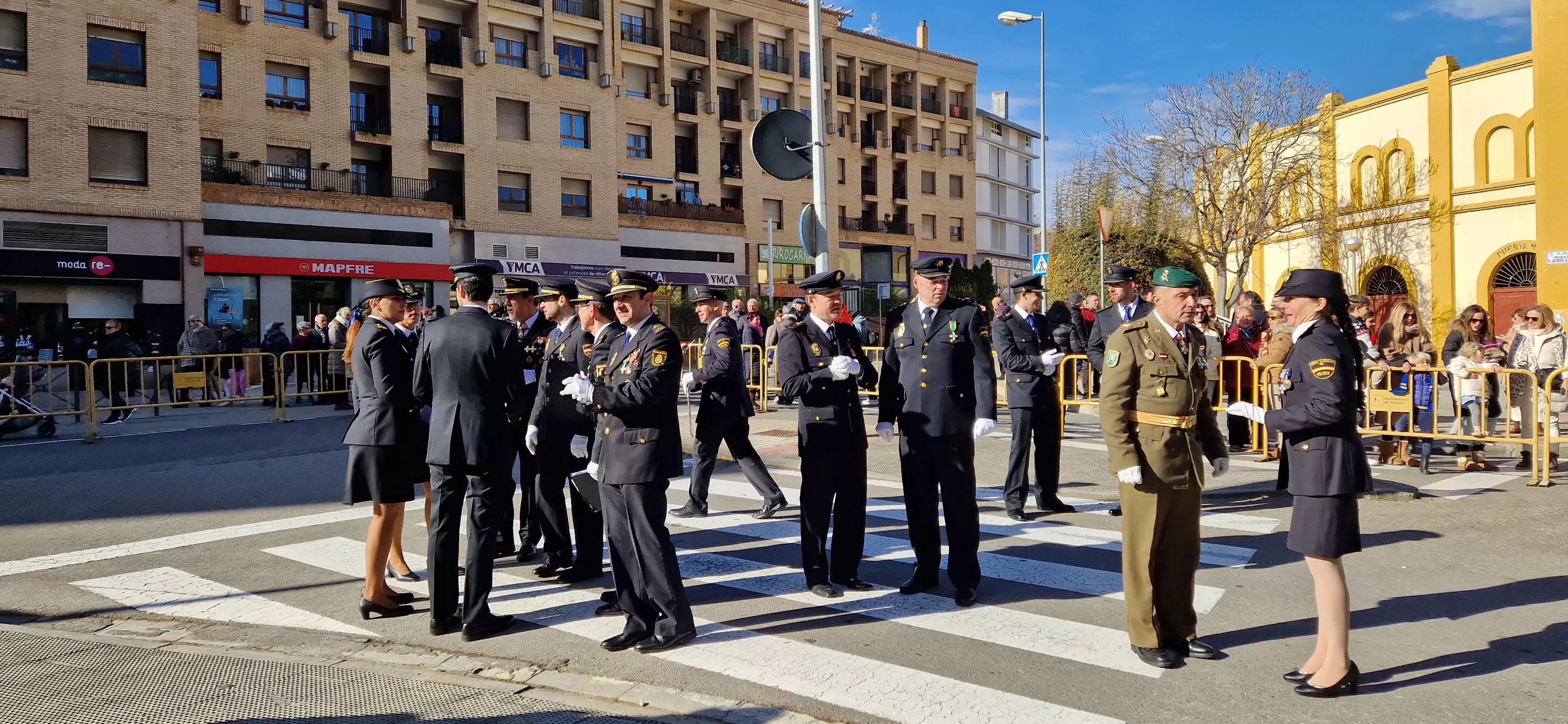 Izado de bandera en Huesca, por el bicentenario de la Policía Nacional. Foto Myriam Martínez  