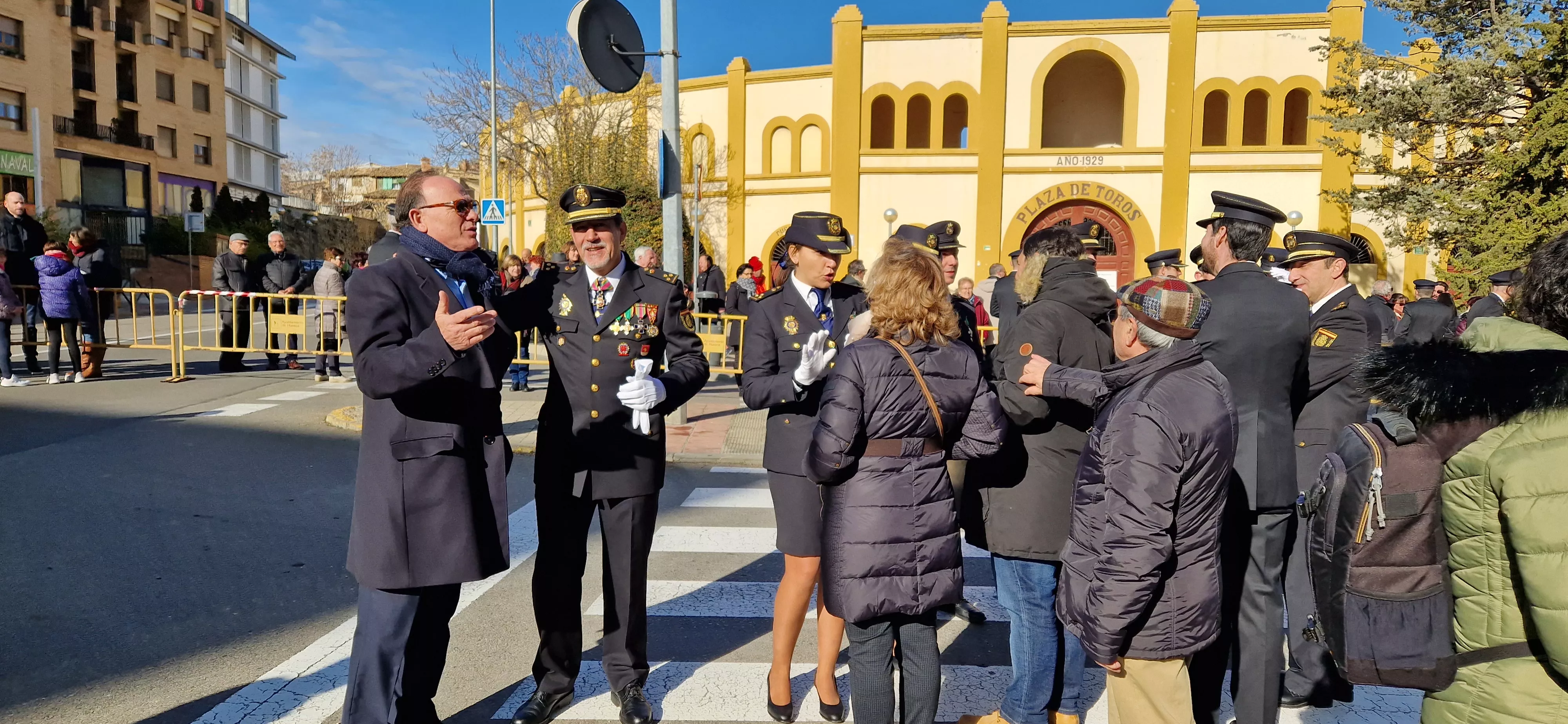 Izado de bandera en Huesca, por el bicentenario de la Policía Nacional. Foto Myriam Martínez  