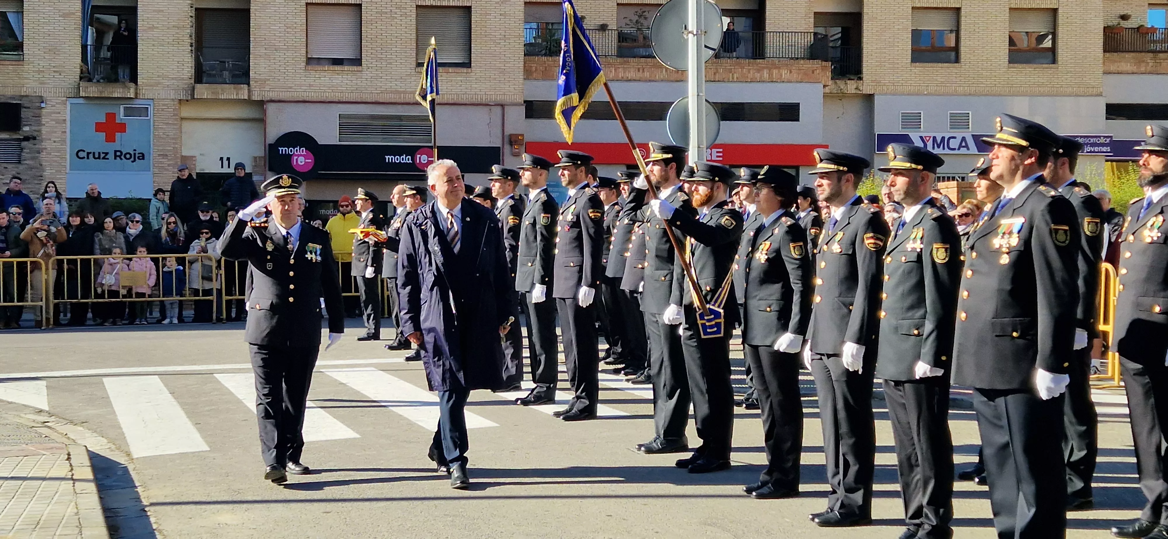 Izado de bandera en Huesca, por el bicentenario de la Policía Nacional. Foto Myriam Martínez  