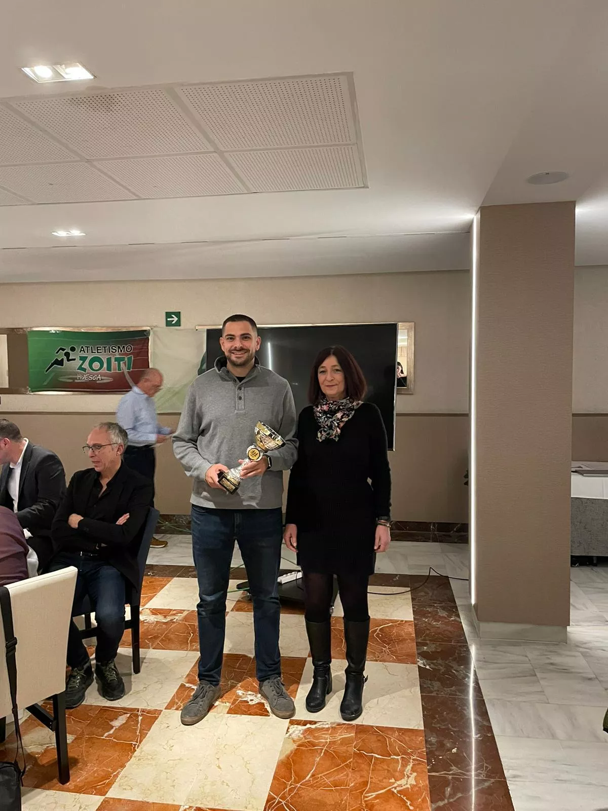 José Antonio Salamero recoge el premio de Fran Plana como mejor atleta masculino promesa