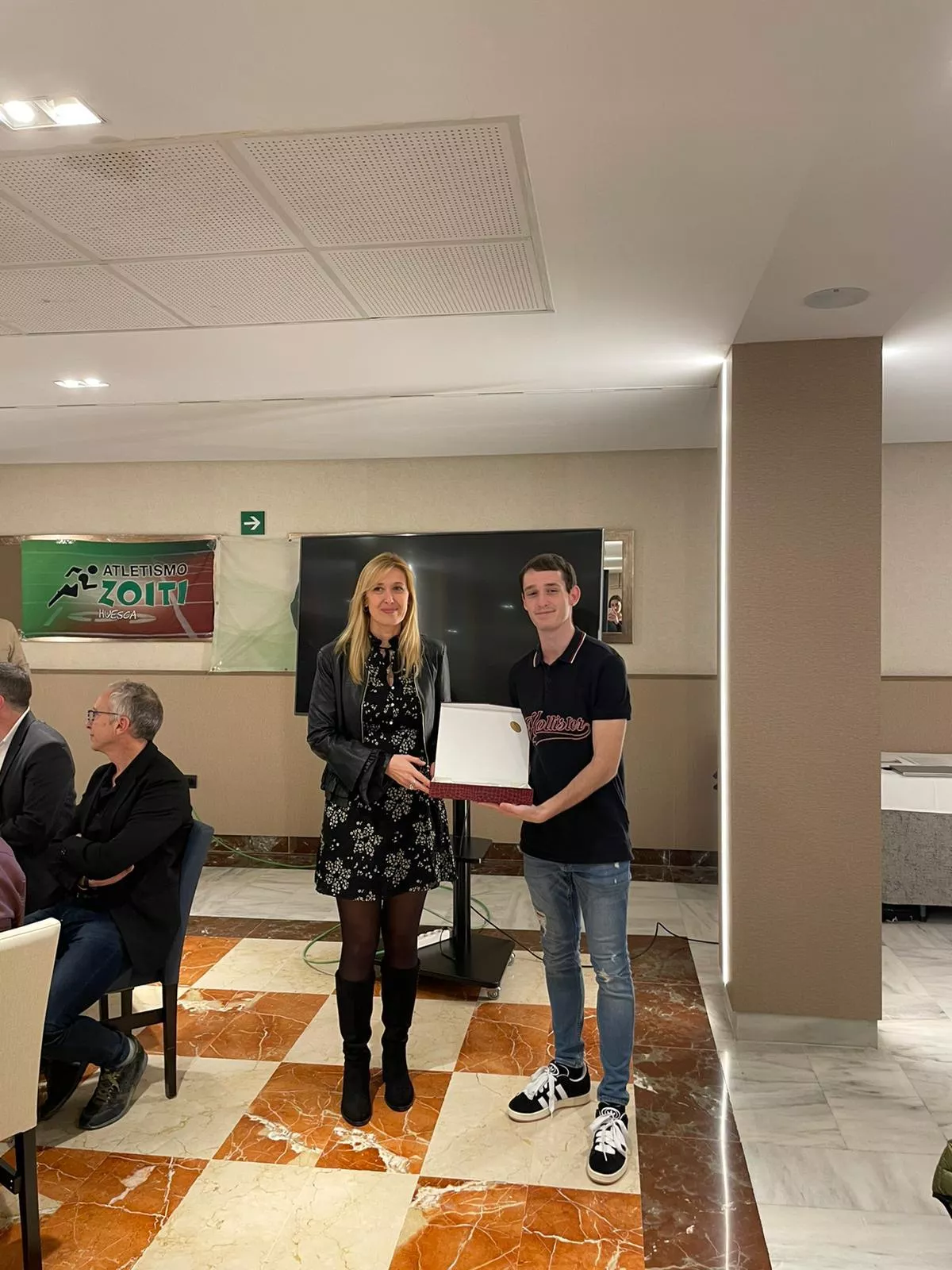 Alejandro Per recoge el reconocimiento del Zaragoza Atletismo como club asociado