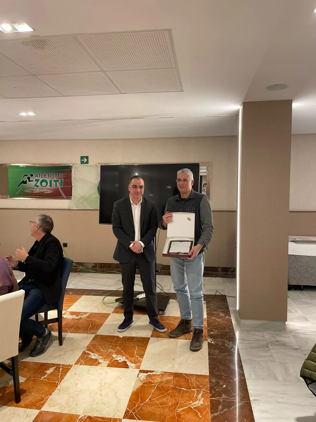 Jesús Lacoma recoge el reconocimiento del CA Barbastro como club asociado