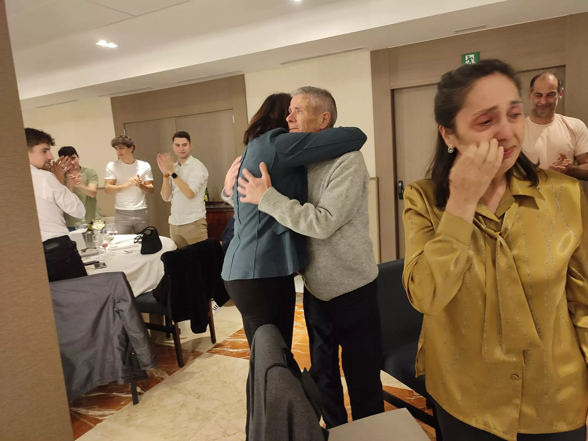 El abrazo entre Gemma Cajal y José Luis Castán