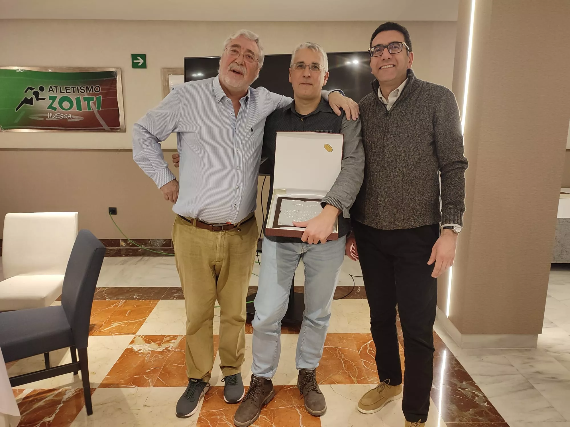 Berti, con los representantes del CA Barbastro