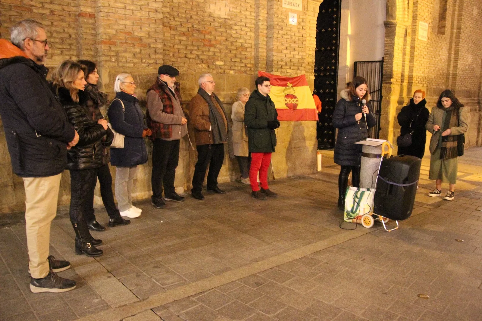Asistentes al rosario. Foto Carlos Neofato