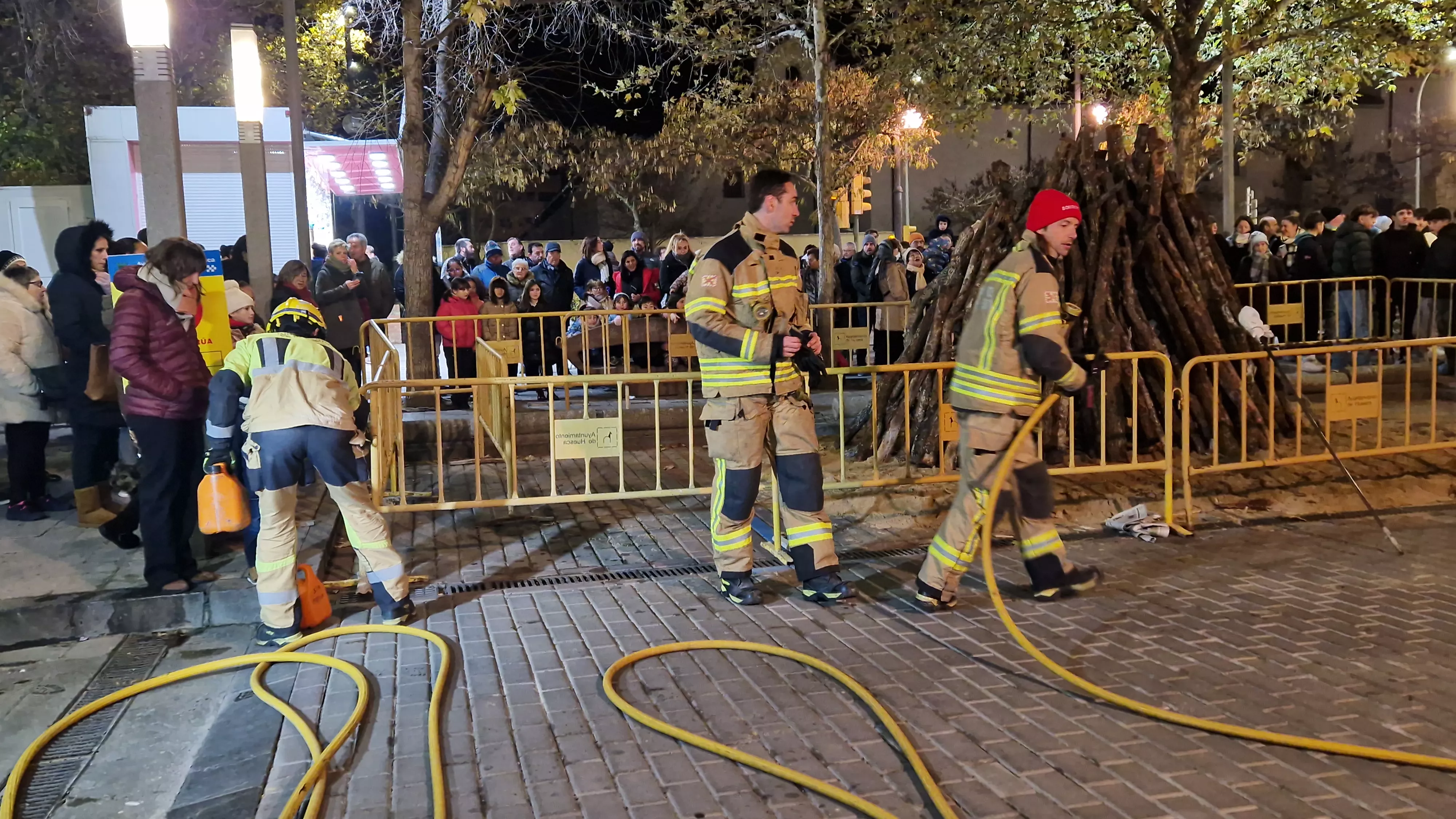 Hoguera de San Antón en el barrio de San Lorenzo 2024. Foto Myriam Martínez 