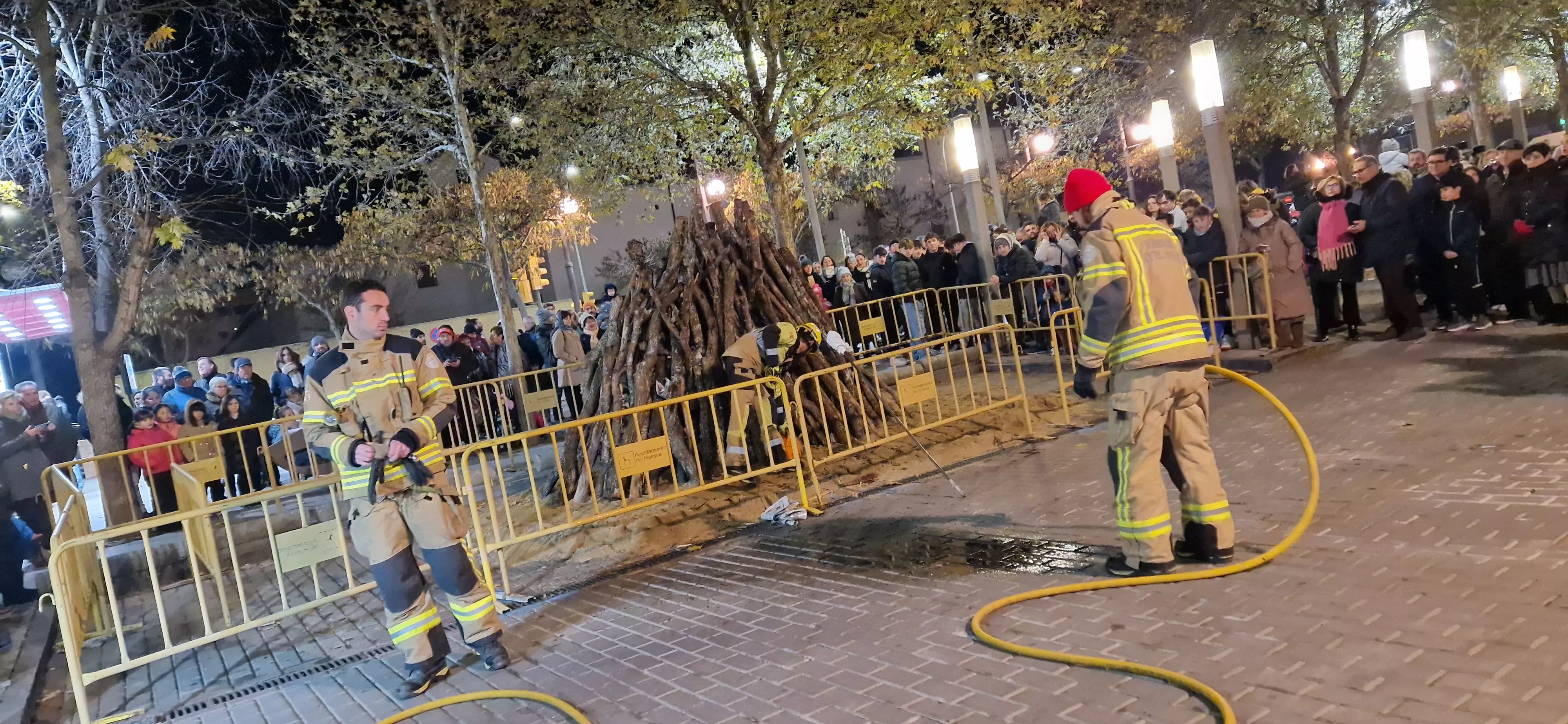 Hoguera de San Antón en el barrio de San Lorenzo 2024. Foto Myriam Martínez 