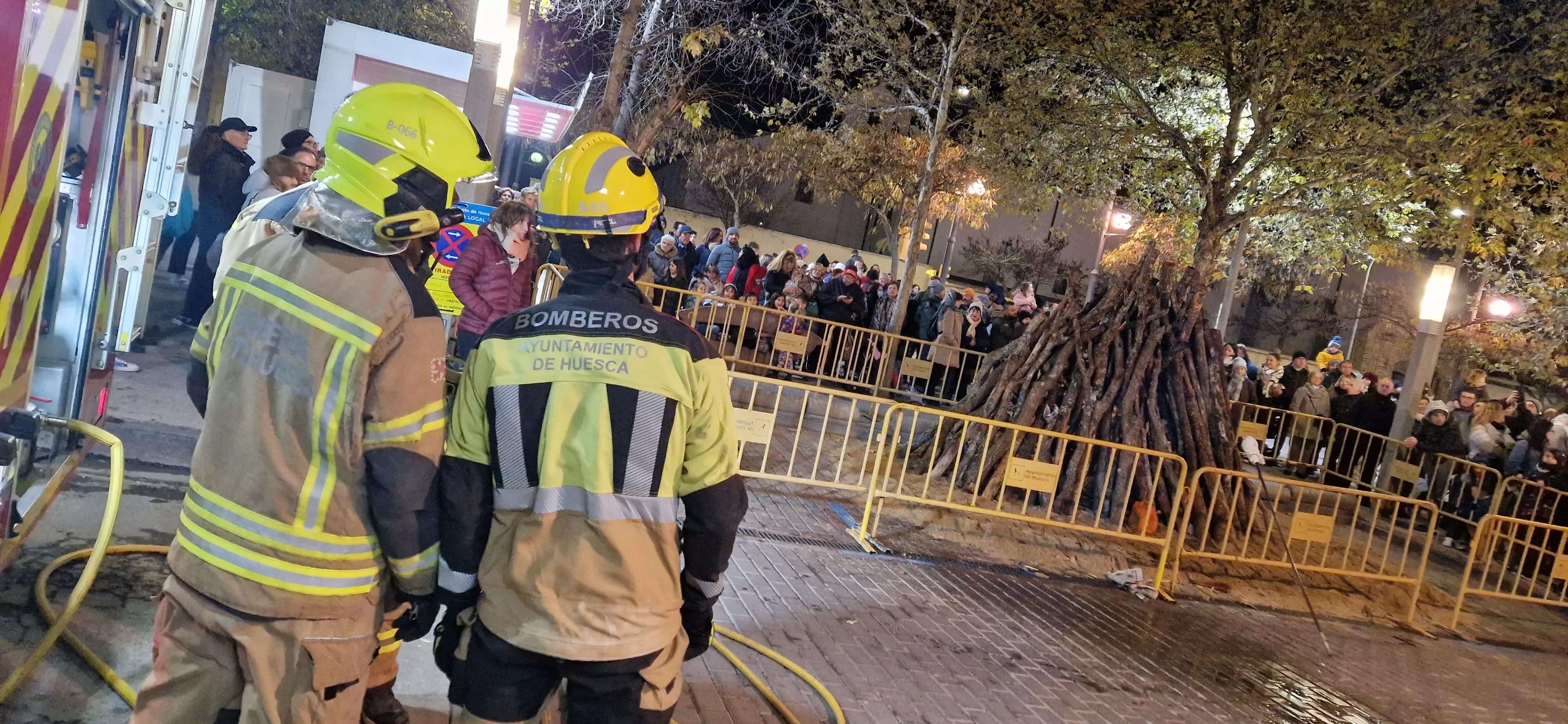 Hoguera de San Antón en el barrio de San Lorenzo 2024. Foto Myriam Martínez 