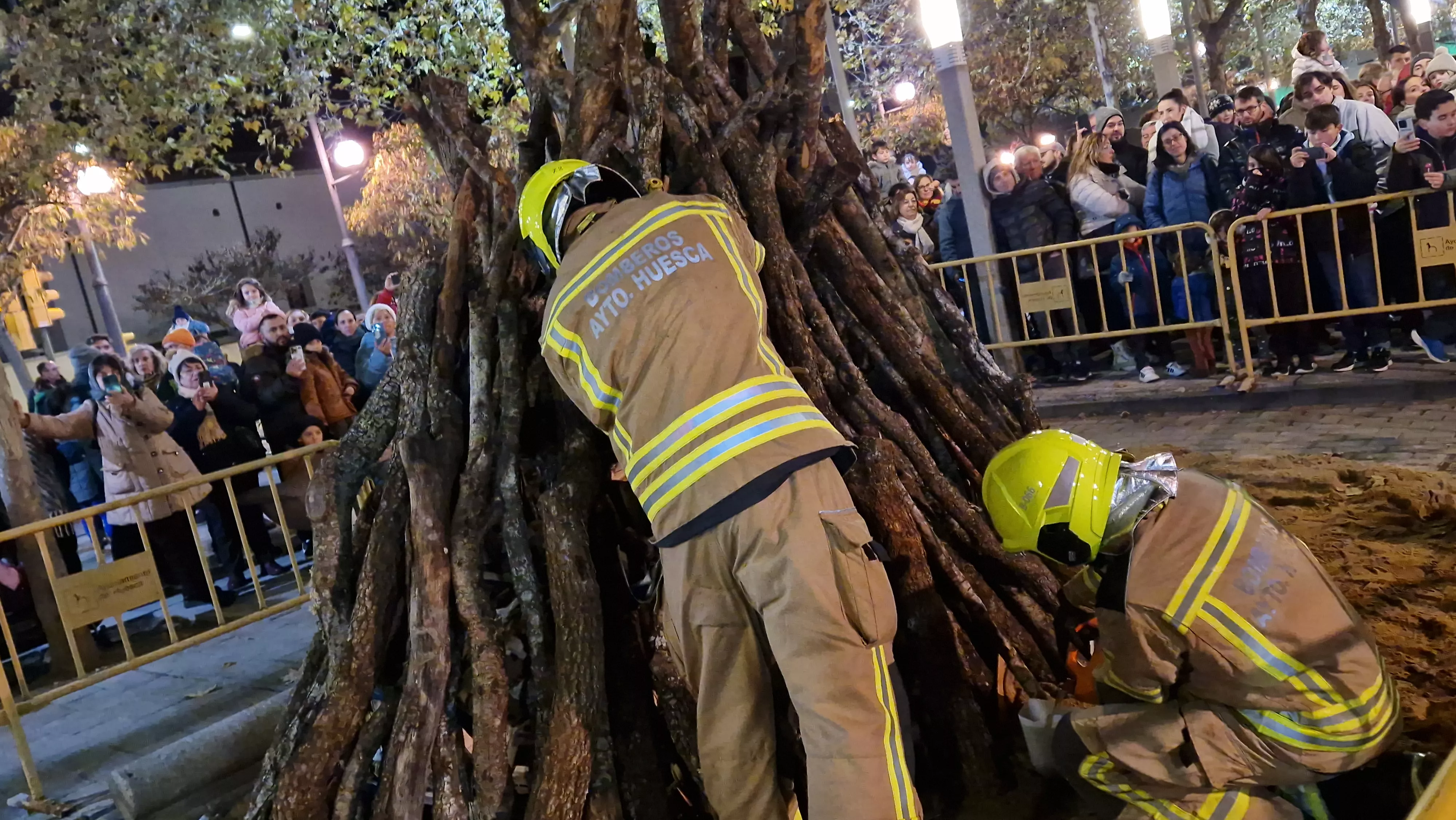 Hoguera de San Antón en el barrio de San Lorenzo 2024. Foto Myriam Martínez 