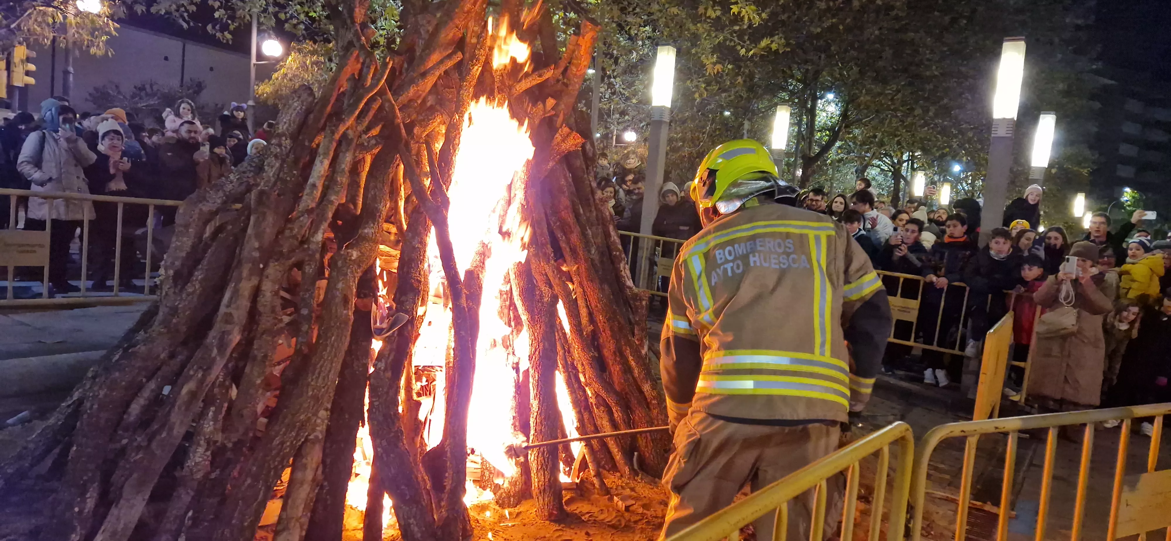 Hoguera de San Antón en el barrio de San Lorenzo 2024. Foto Myriam Martínez 
