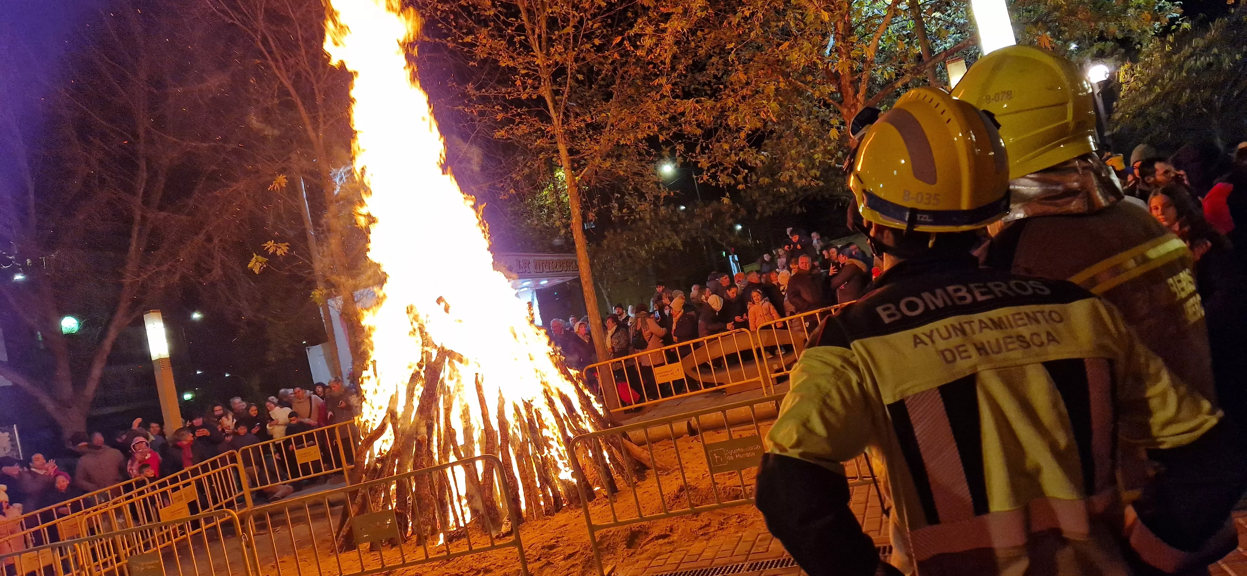 Hoguera de San Antón en el barrio de San Lorenzo 2024. Foto Myriam Martínez 