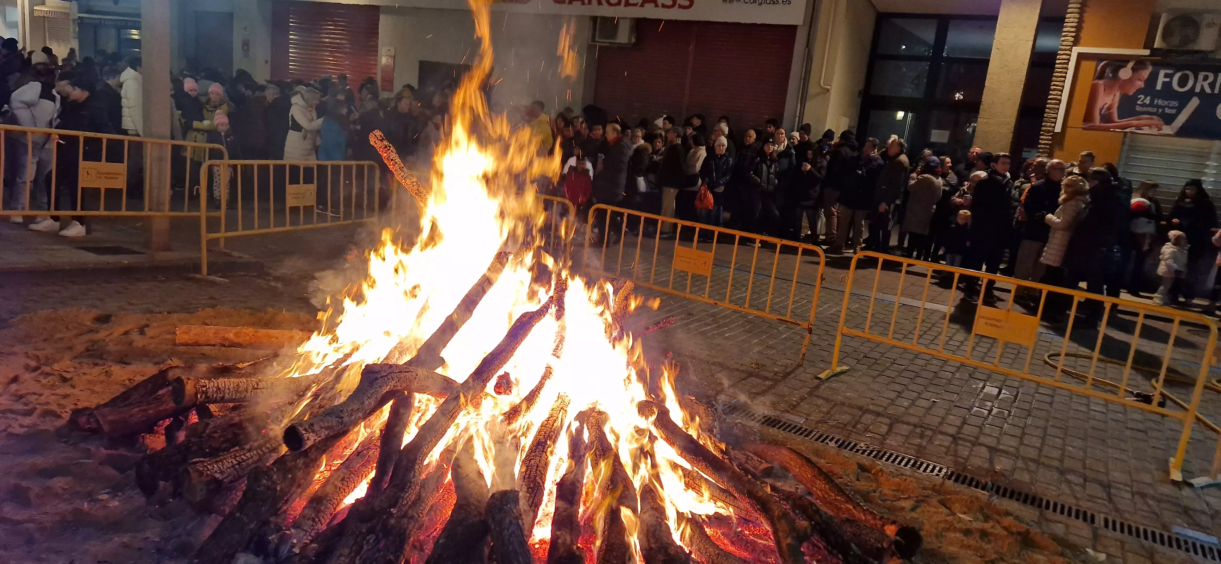 Hoguera de San Antón en el barrio de San Lorenzo 2024. Foto Myriam Martínez 