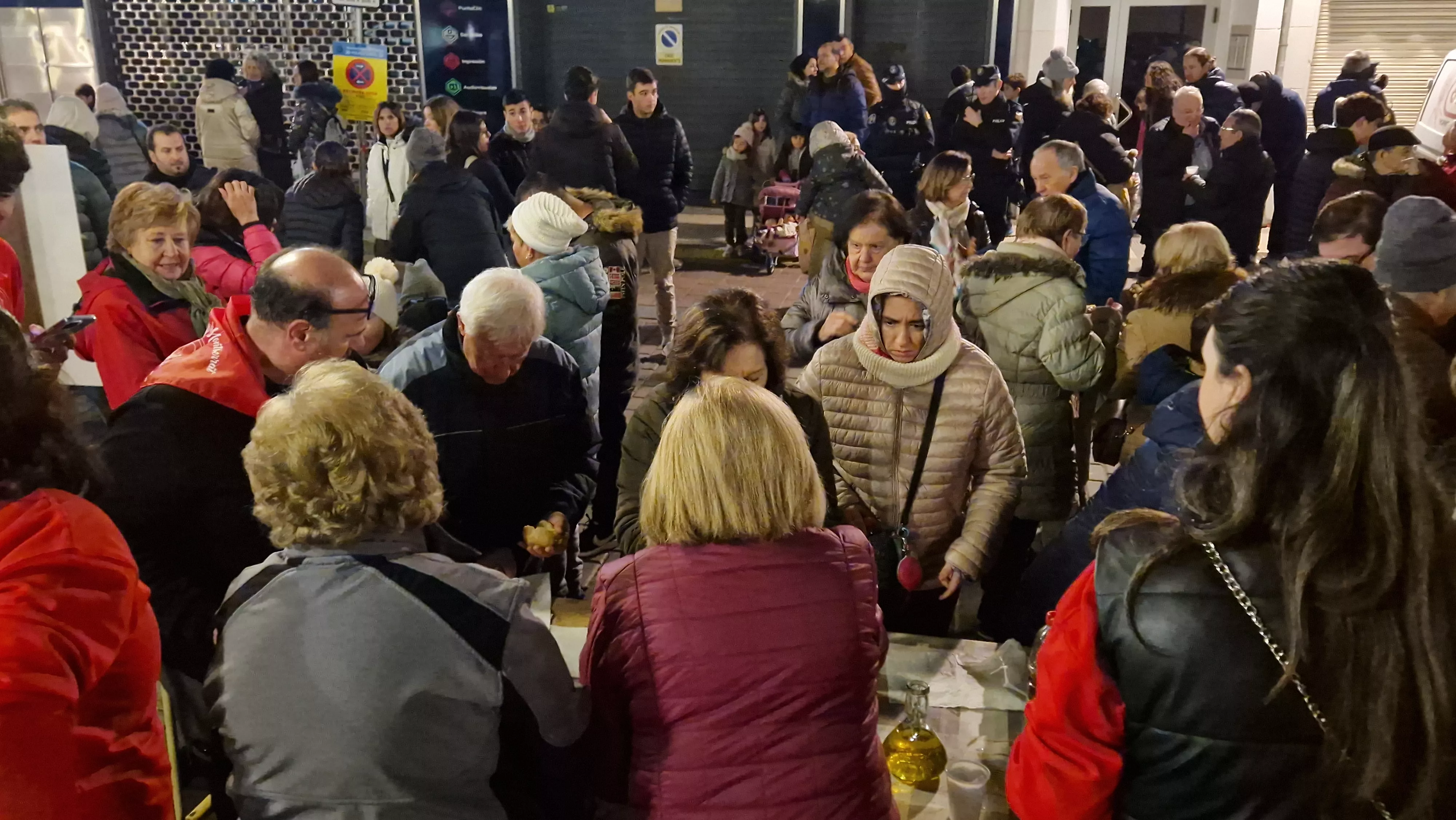 Hoguera de San Antón en el barrio de San Lorenzo 2024. Foto Myriam Martínez 