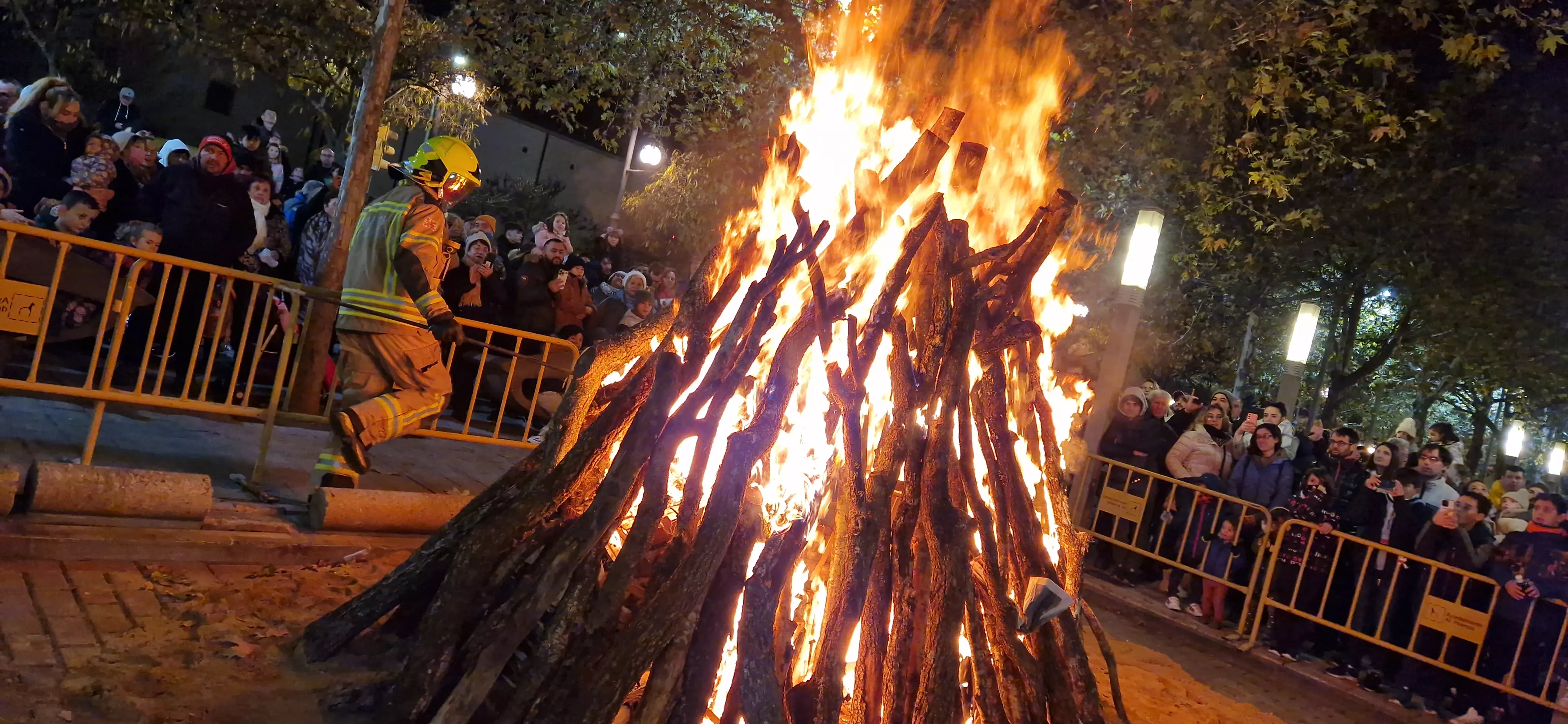Hoguera de San Antón en el barrio de San Lorenzo 2024. Foto Myriam Martínez