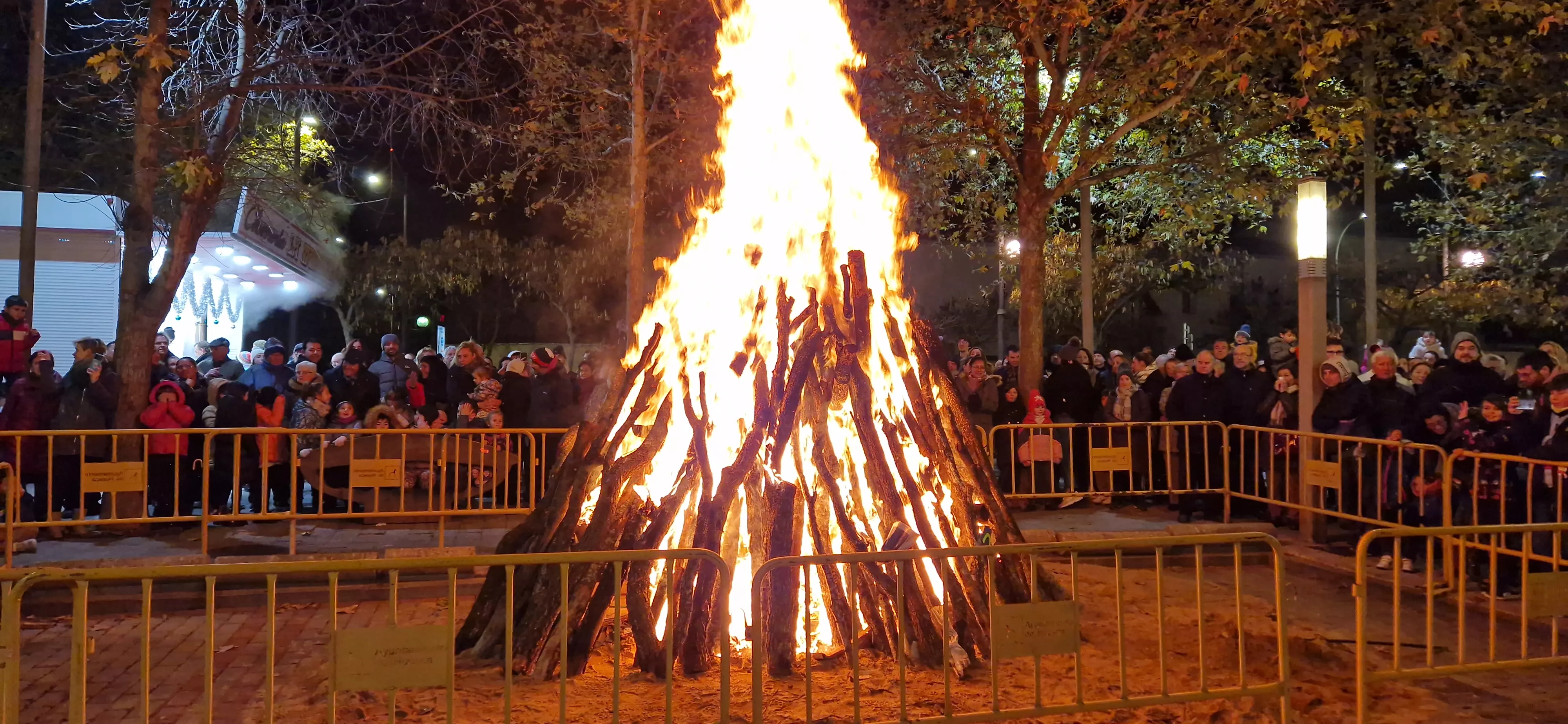 Hoguera de San Antón en el barrio de San Lorenzo 2024. Foto Myriam Martínez