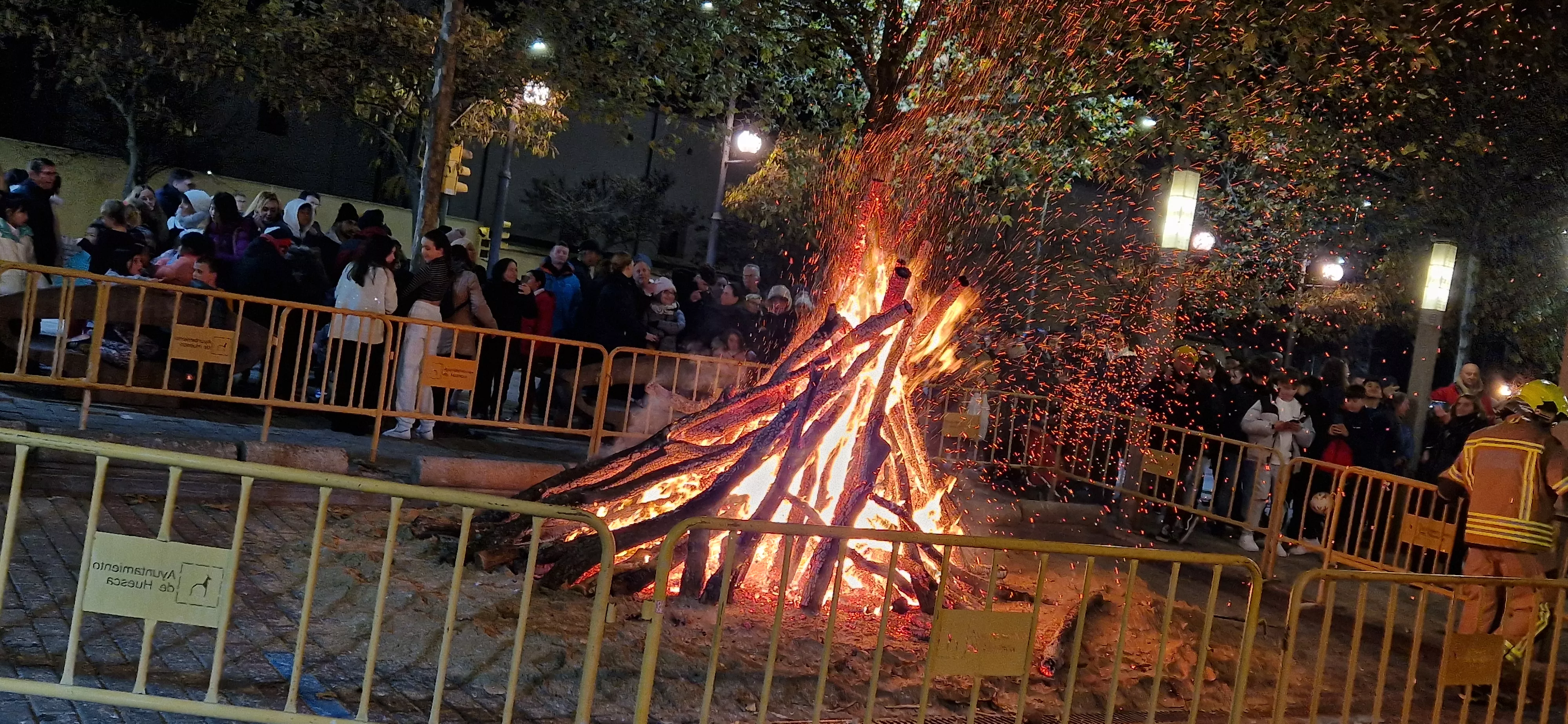 Hoguera de San Antón en el barrio de San Lorenzo 2024. Foto Myriam Martínez