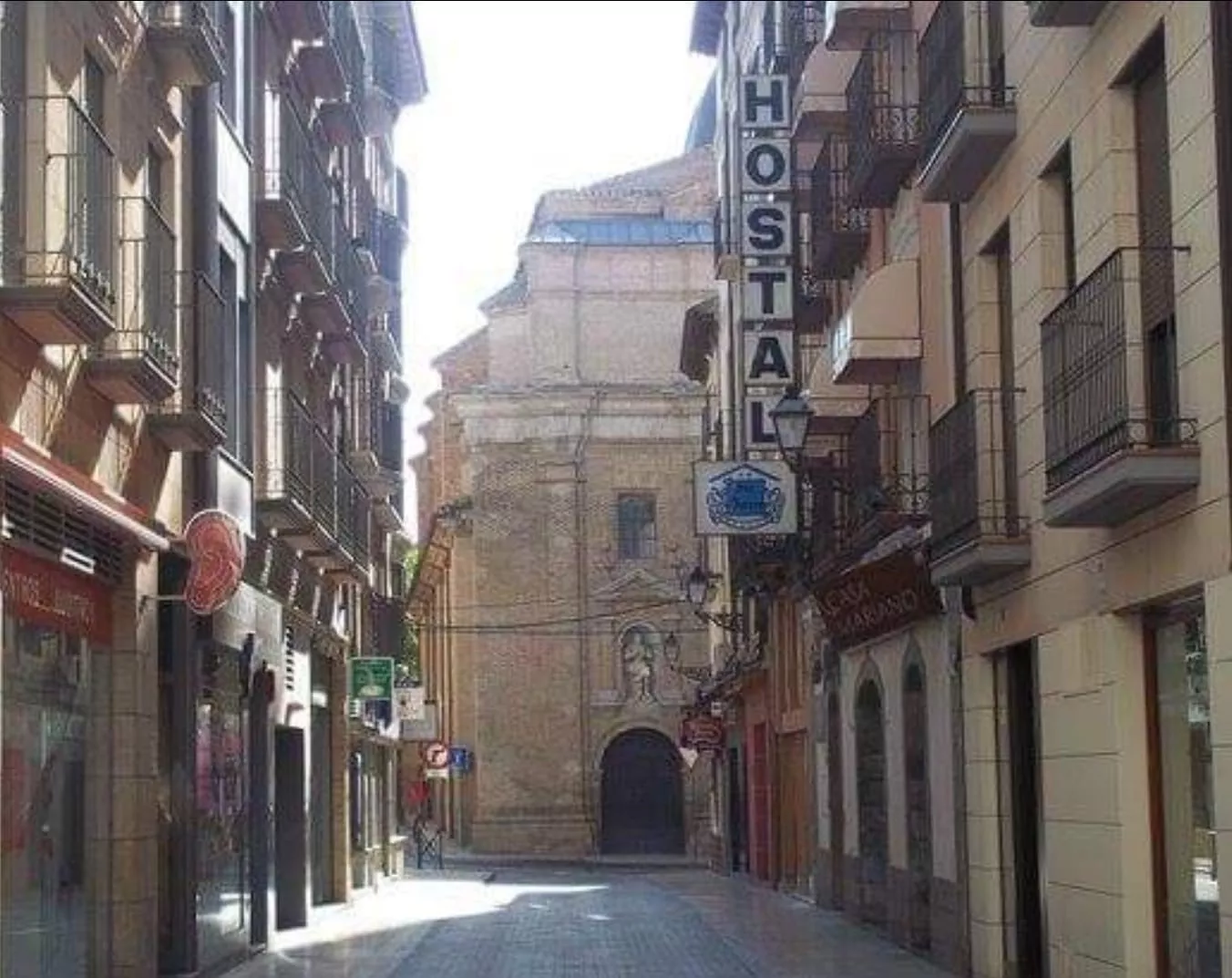 Calle San Orencio en Huesca con la mítica Joyería Suiza