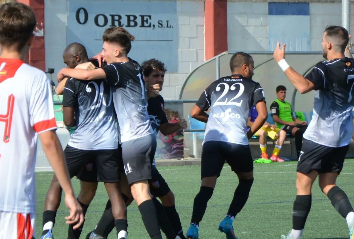 El Fraga celebra uno de sus goles ante el Ajax de Juslibol. Foto: UD Fraga