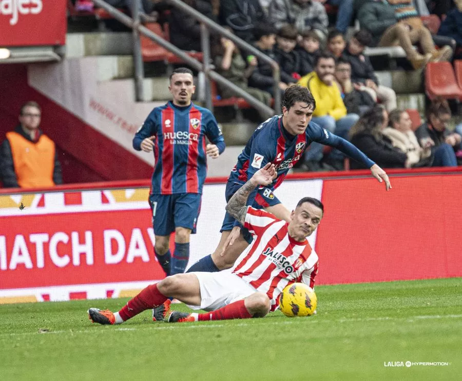 Joaquín y Javi Martínez, jugadores del Huesca, en una acción del partido ante el Sporting del año pasado en la primera jornada de liga.