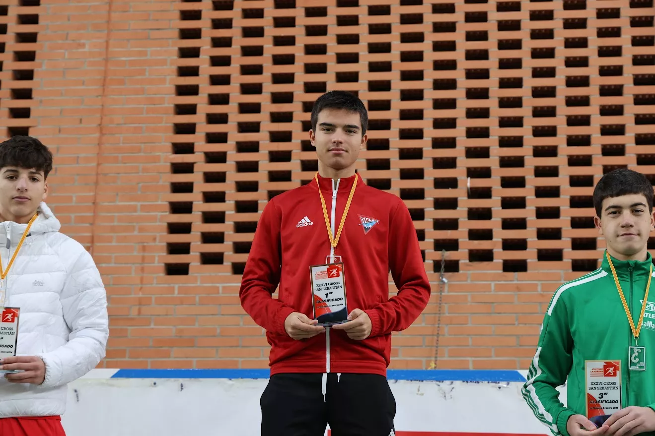 Javier Alamañac, campeón Sub 18, Foto CA Olimpo