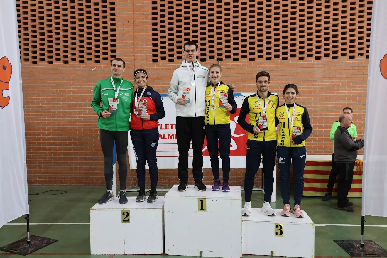 Podio absoluto masculino y femenino. Cross de La Almunia-Campeonato de Aragón. Foto: CA Olimpo