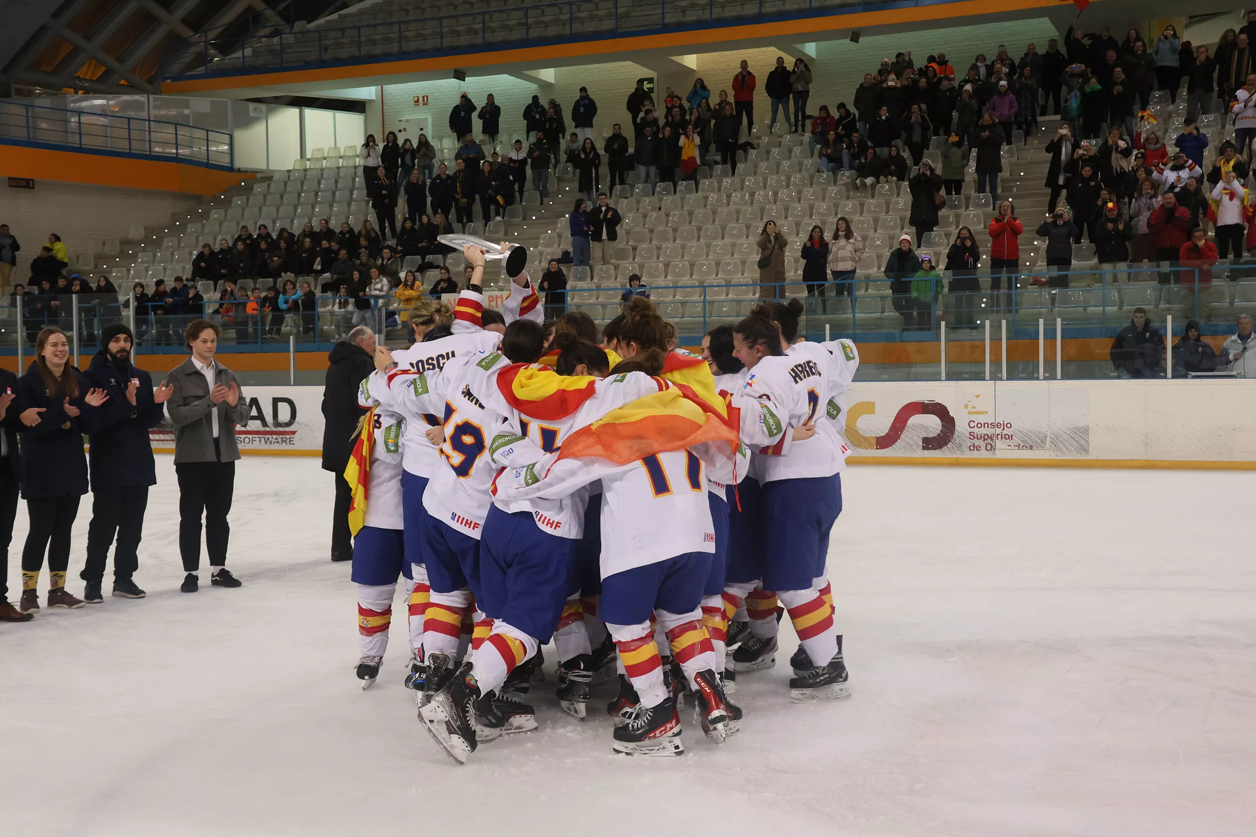 Histórica medalla de plata para España en el Mundial U18 femenino de hockey hielo