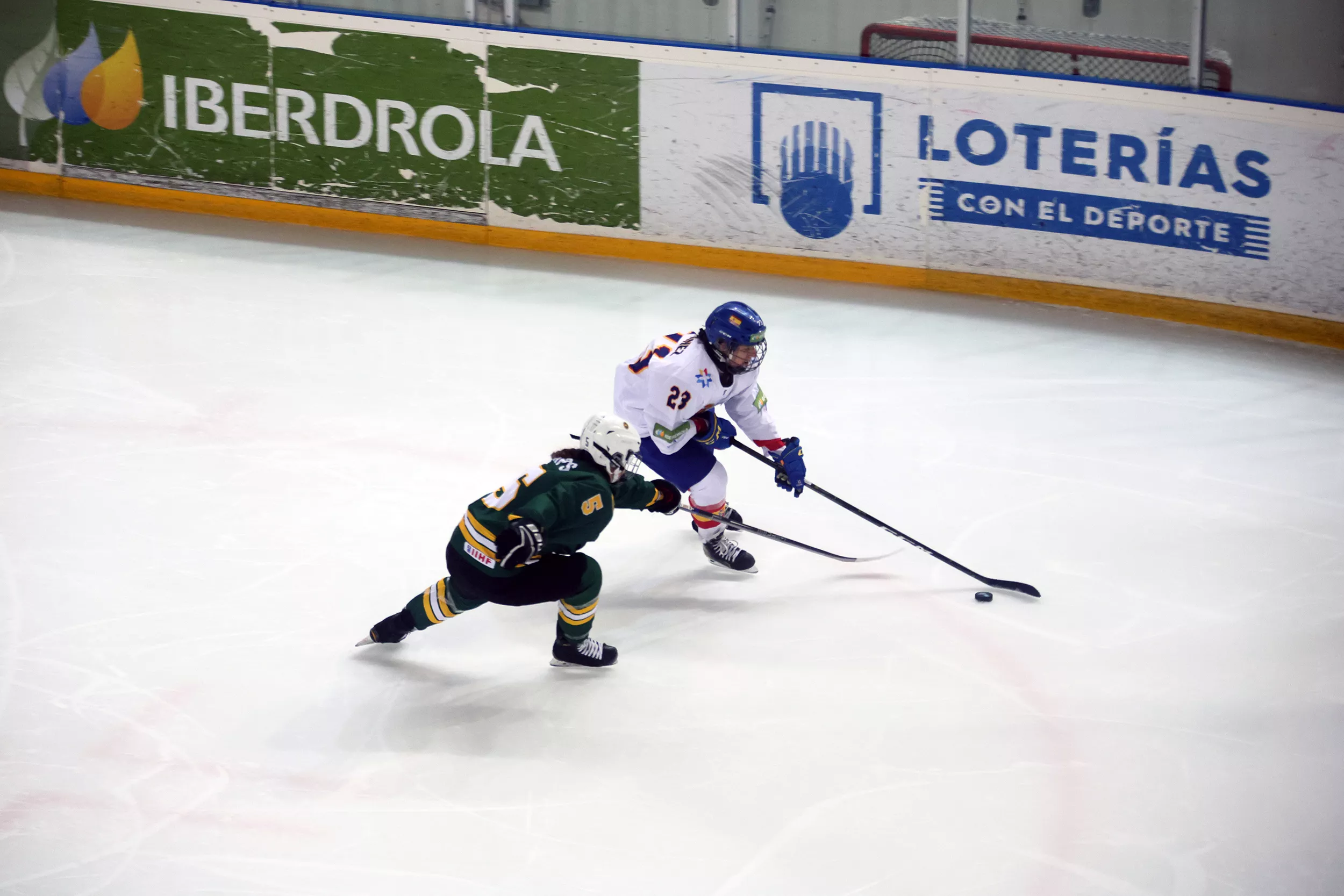 Histórica medalla de plata para España en el Mundial U18 femenino de hockey hielo