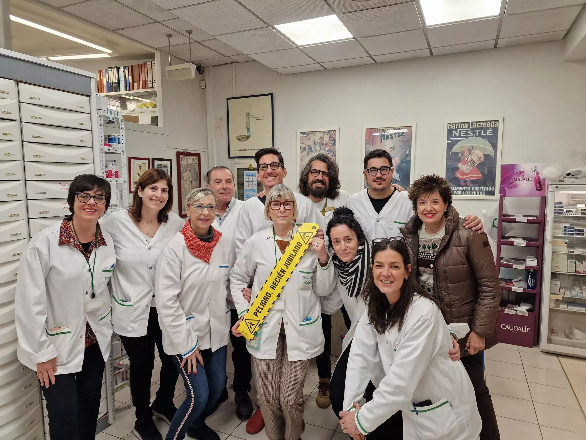 Alicia Randet, rodeada de su compañeros de la Farmacia Lachén, el día de su jubilación.