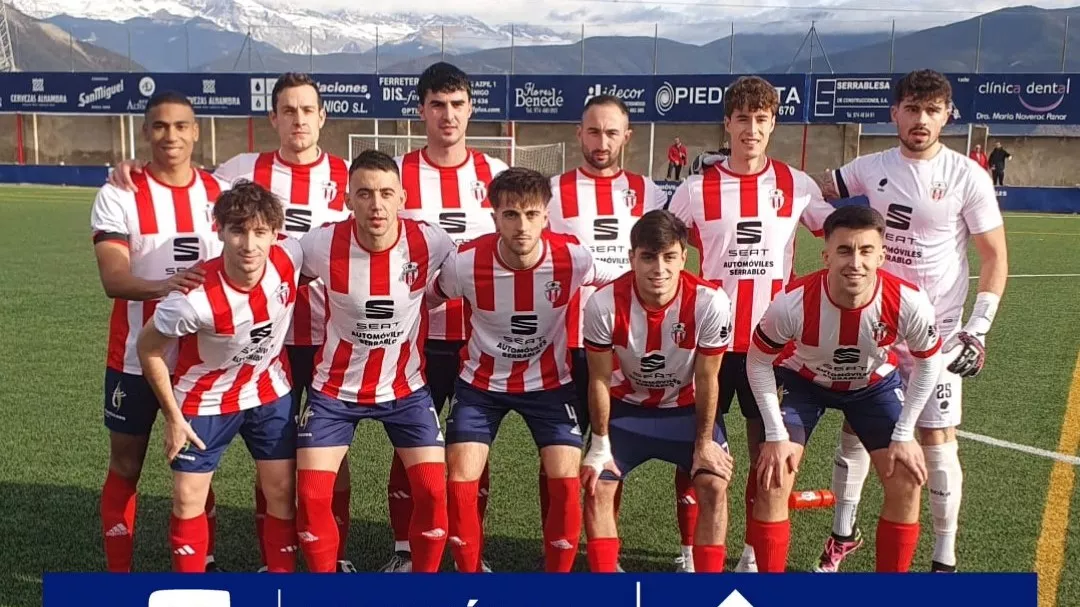 Once del Sabiñánigo en su goleada ante el Altorricón. El Internacional de Huesca ya huele el liderato.