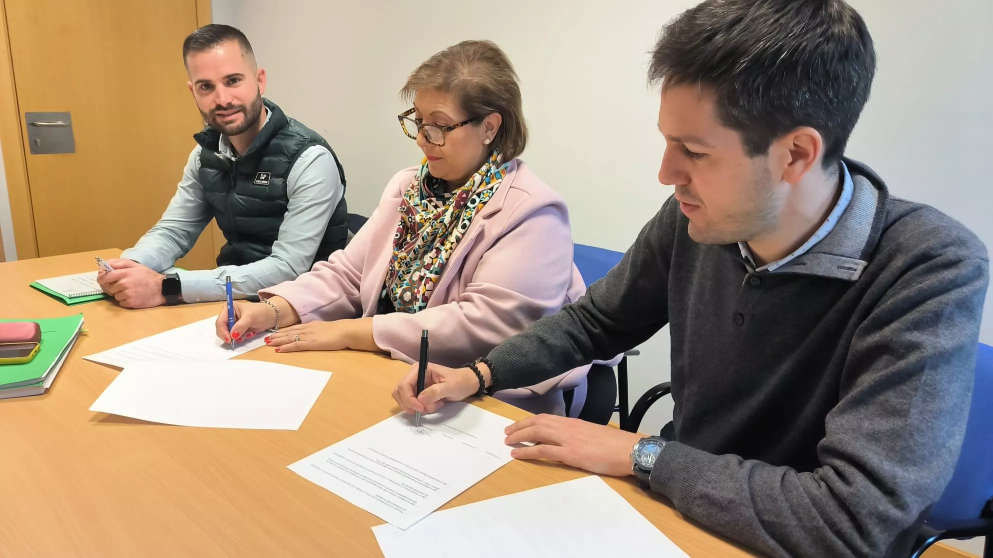 Firma del convenio del Ayuntamiento de Barbastro y empresarios del Polígono Valle del Cinca