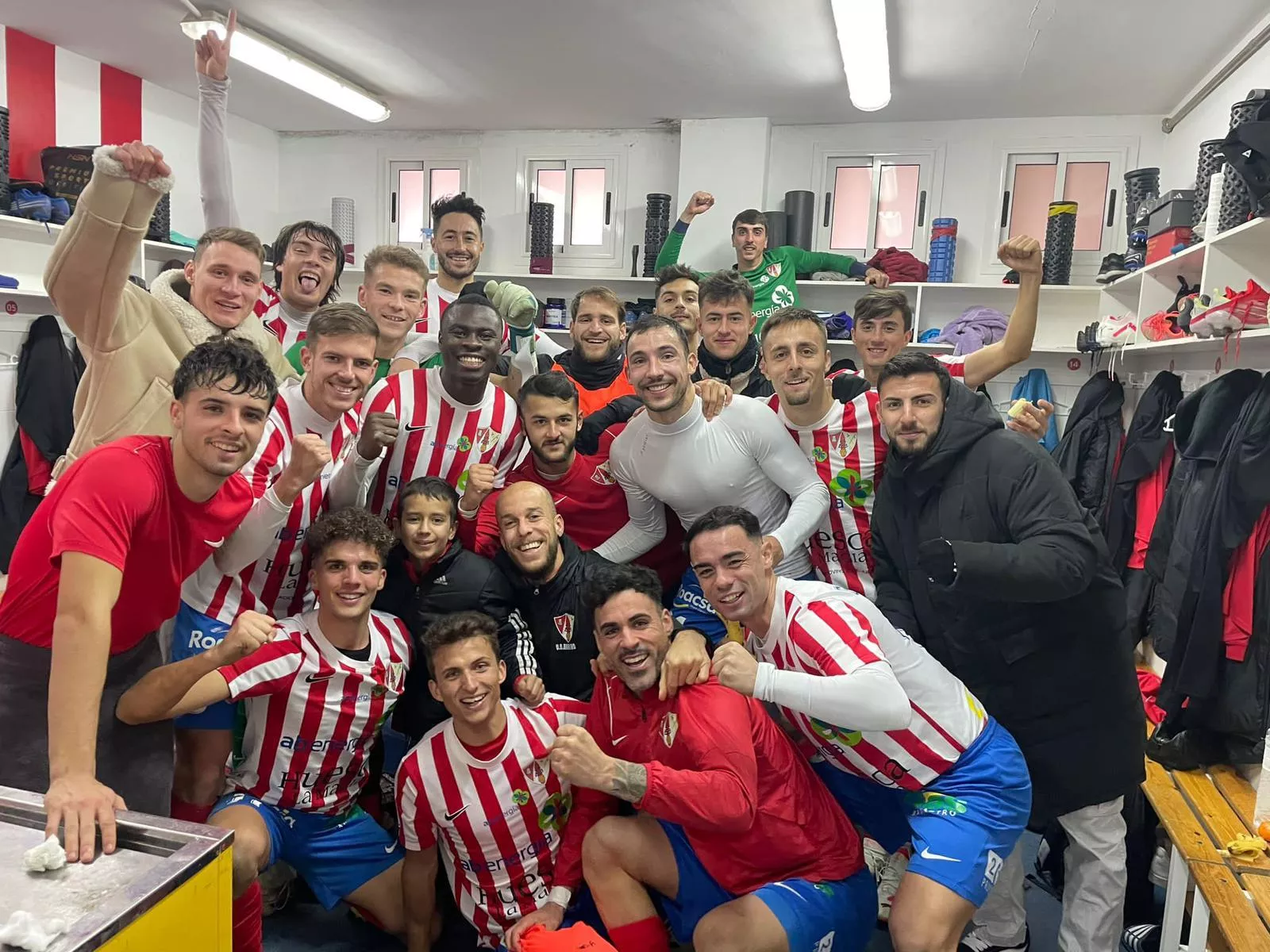 Los jugadores del Barbastro celebran en el vestuario la victoria ante el Brea.
