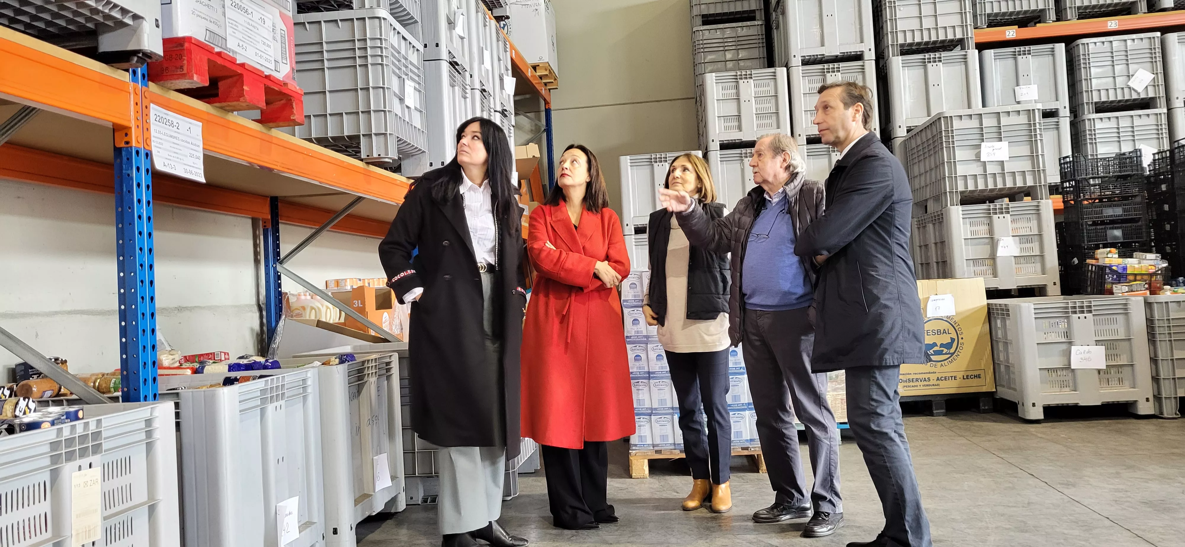 Lorena Orduna, Carmen Susín, Julia Lera, Luis Artero y Javier Betorz en la visita al Banco de Alimentos de Huesca. Foto Mercedes Manterola