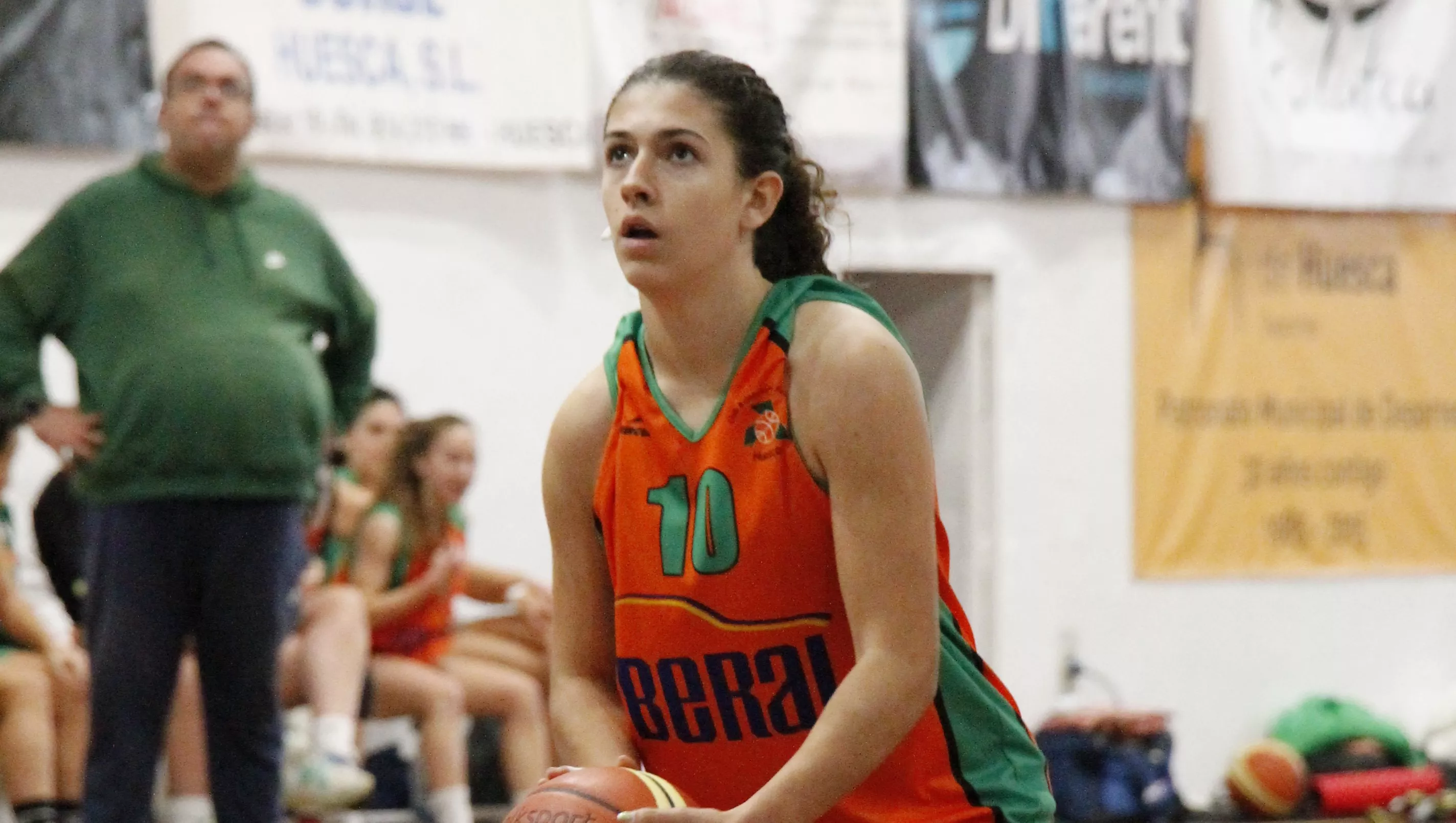 Alicia Lanceta, jugadora de CBF Huesca Beral, antes de lanzar un tiro libre.