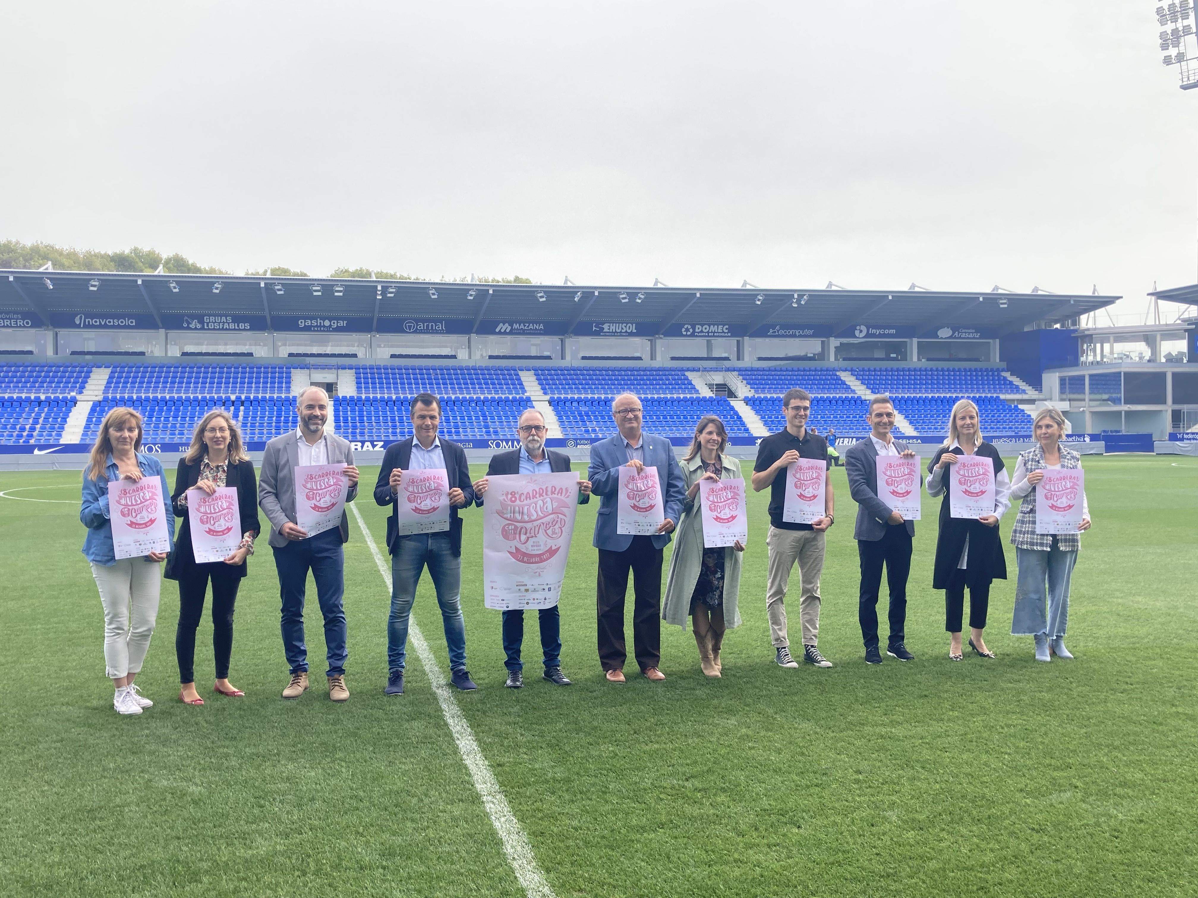 Presentación de la Carrera contra el cáncer sobre el césped de El Alcoraz. Foto: Adrián Mora Presentación de la Carrera contra el cáncer sobre el césped de El Alcoraz. Foto: Adrián Mora