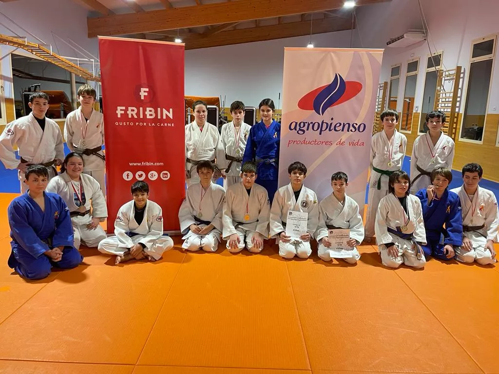 El Club Judo Binéfar acaparó la mitad del medallero altoaragonés en Tortosa.