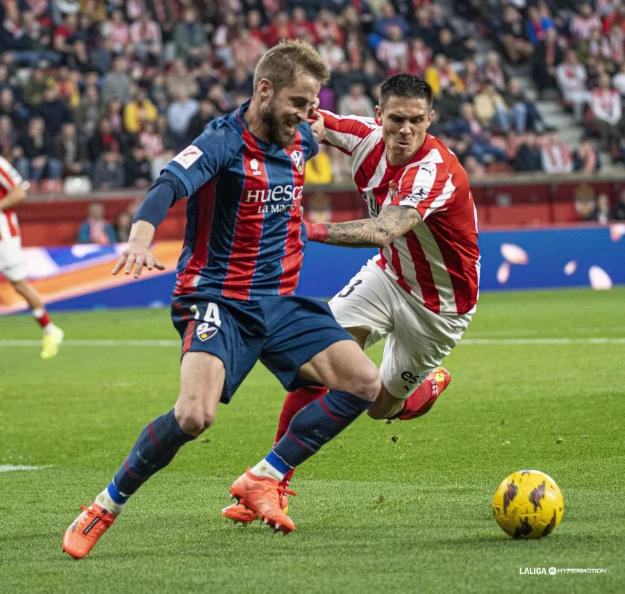 Jorge Pulido intenta despejar un balón en el partido ante el Real Sporting. Jorge Pulido intenta despejar un balón en el partido ante el Real Sporting.
